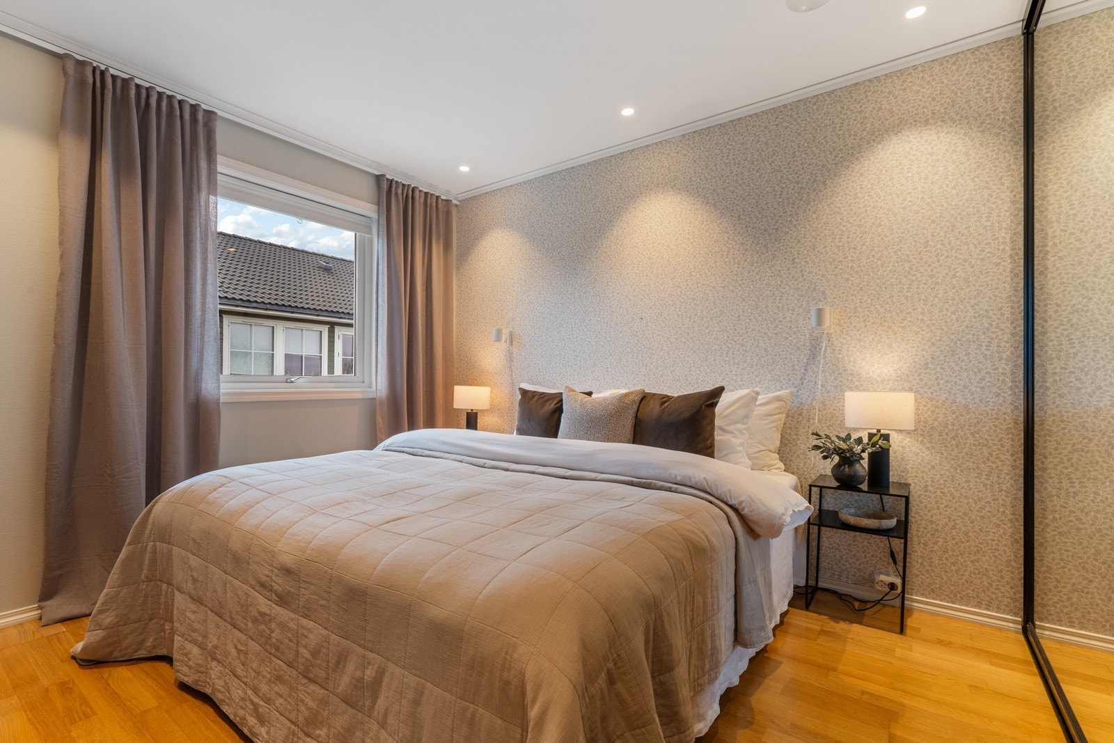 Soverom II med skyvedørsgarderober Galleribilde