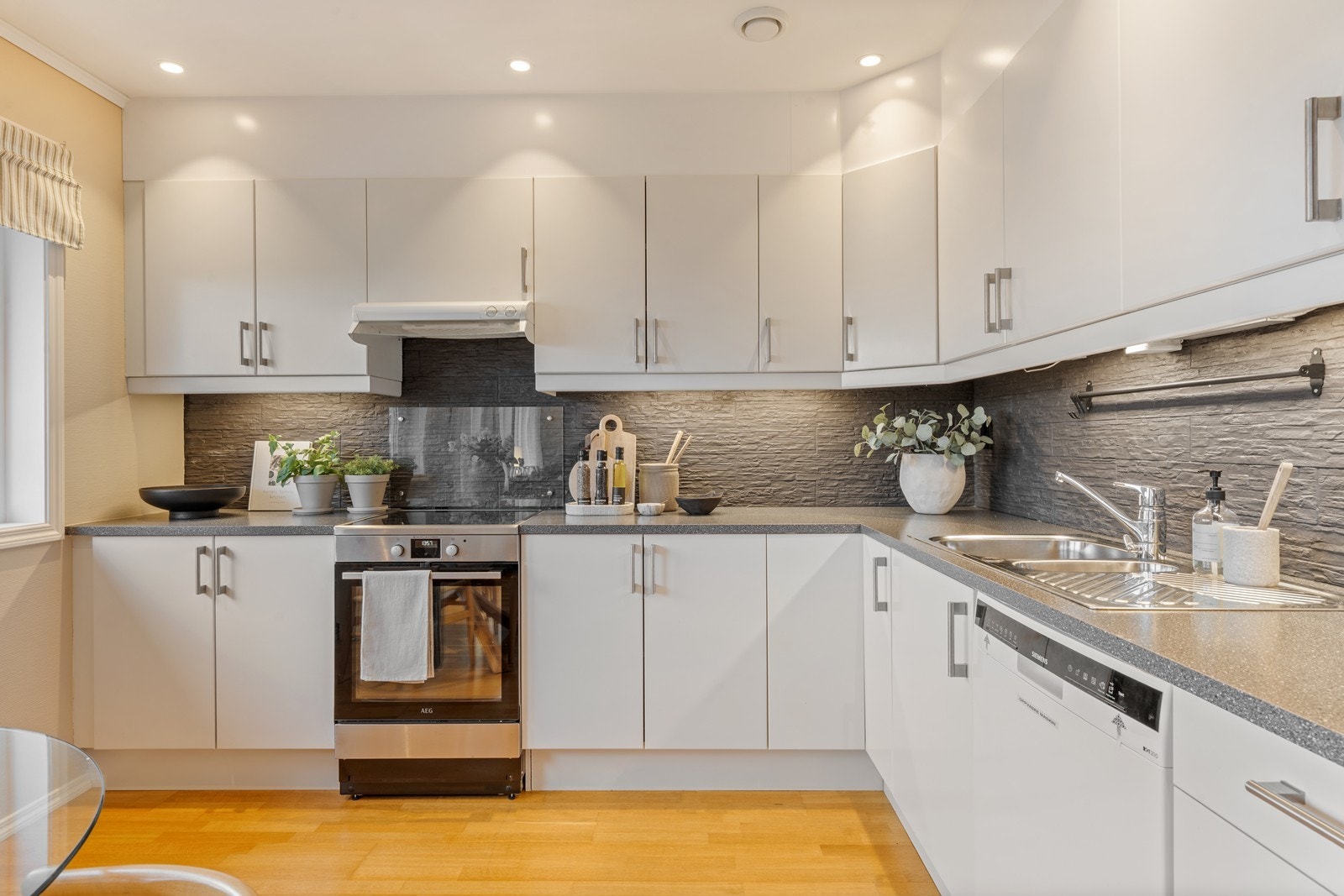 Lekkert og praktisk kjøkken med god skap- og benkeplass Galleribilde