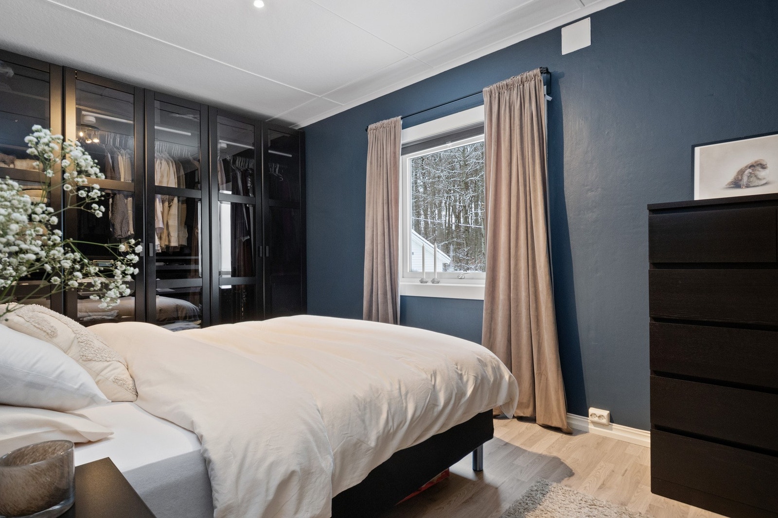 Soverommet er romslig, malt i mørkeblått for en lun, avslappende atmosfære. Galleribilde