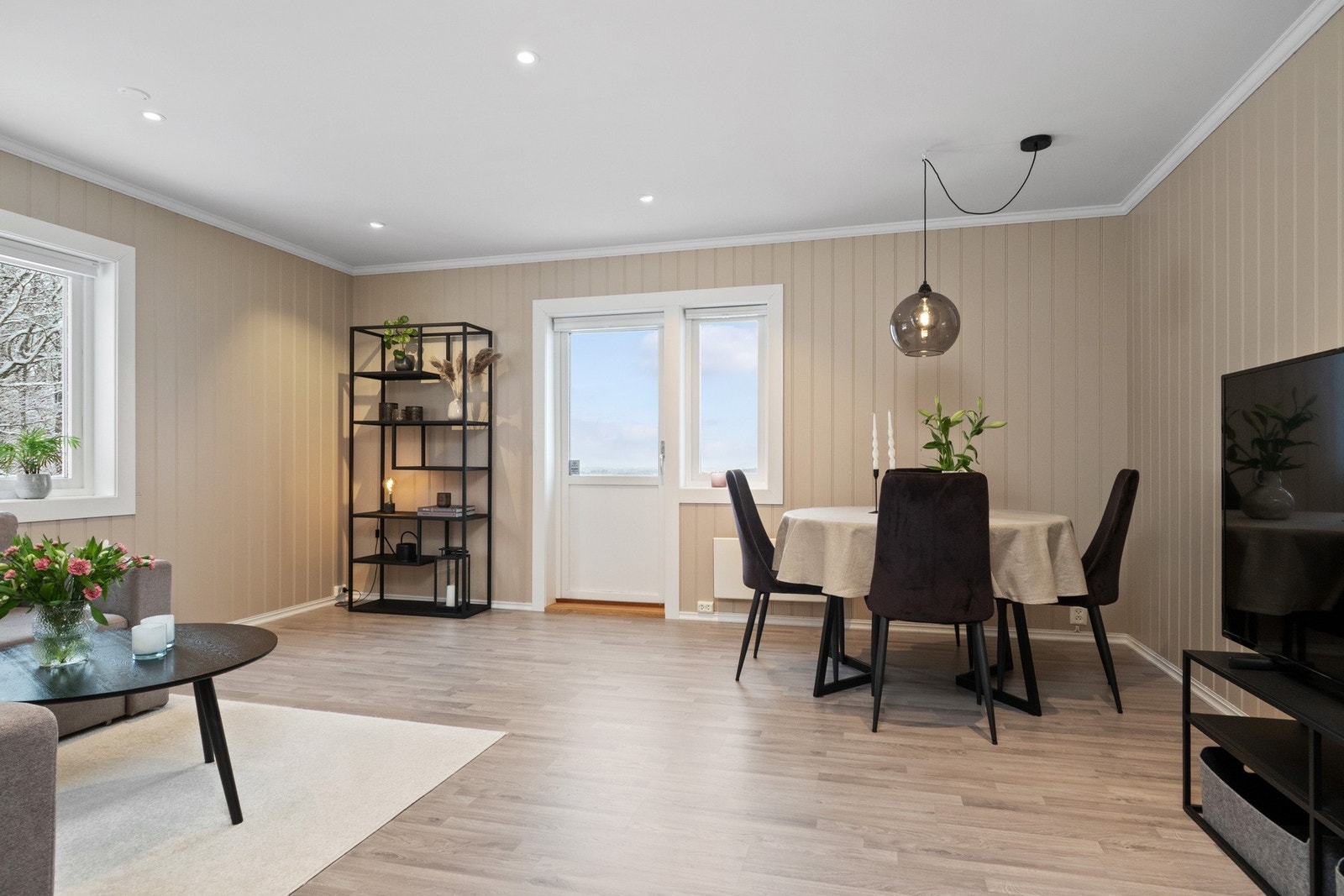 Vinduene inkluderer en glassdør til balkongen, en herlig romforlengelse i sommerhalvåret. Galleribilde