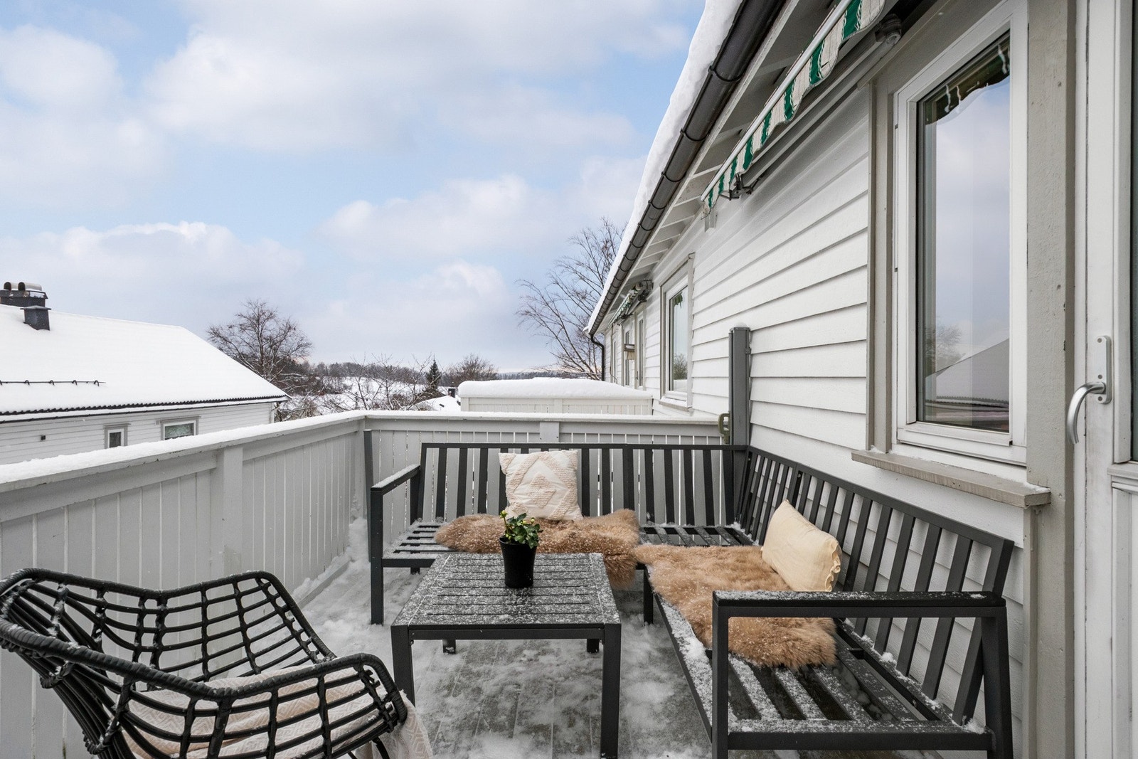 Leiligheten ligger i 2. etasje, og fra stuen er det utgang til en herlig balkong med vidstrakt utsikt over nærområdene. Galleribilde