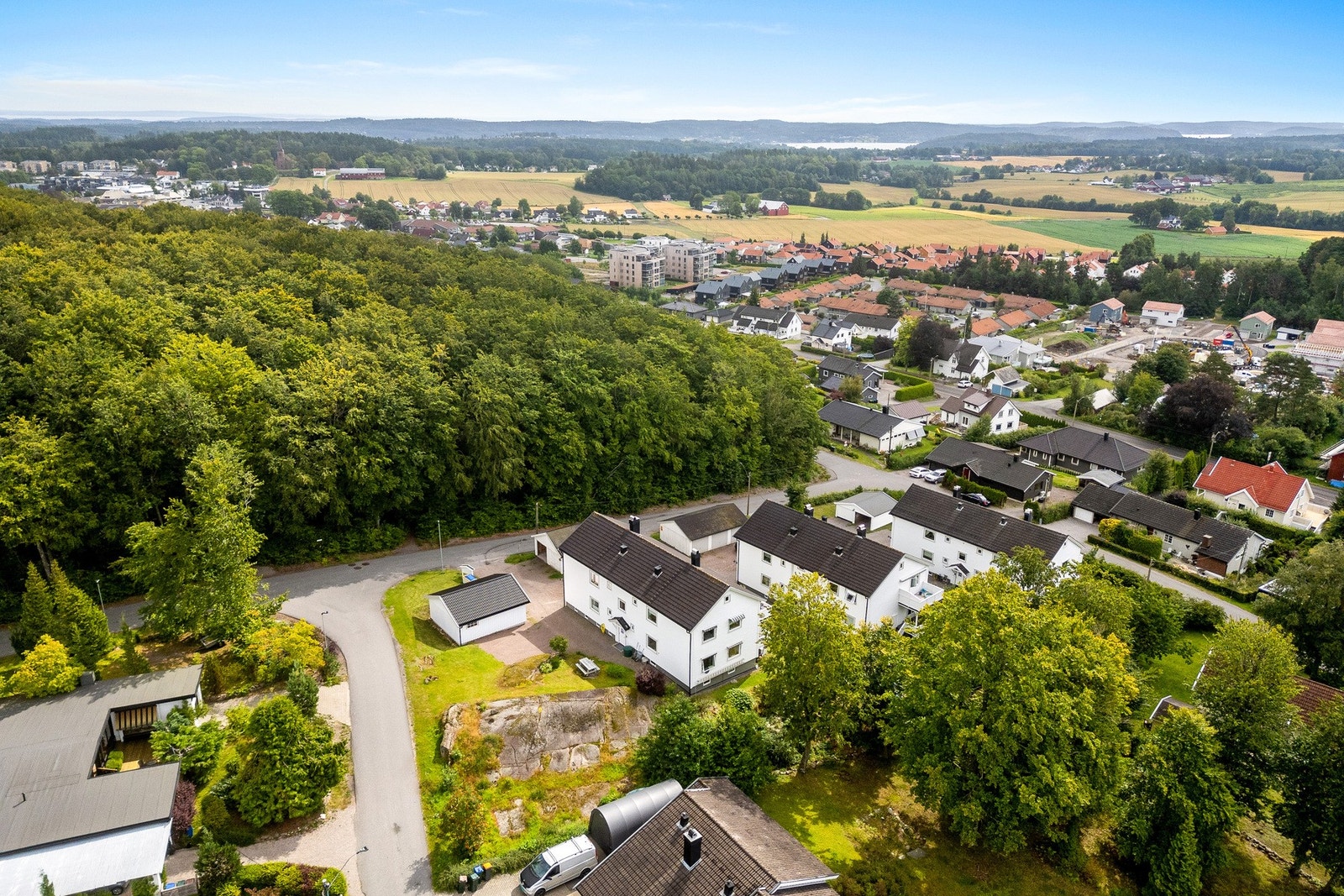 Beliggenheten oppleves tilbaketrukket, samtidig som det er gangavstand til alt man trenger i hverdagen. Galleribilde