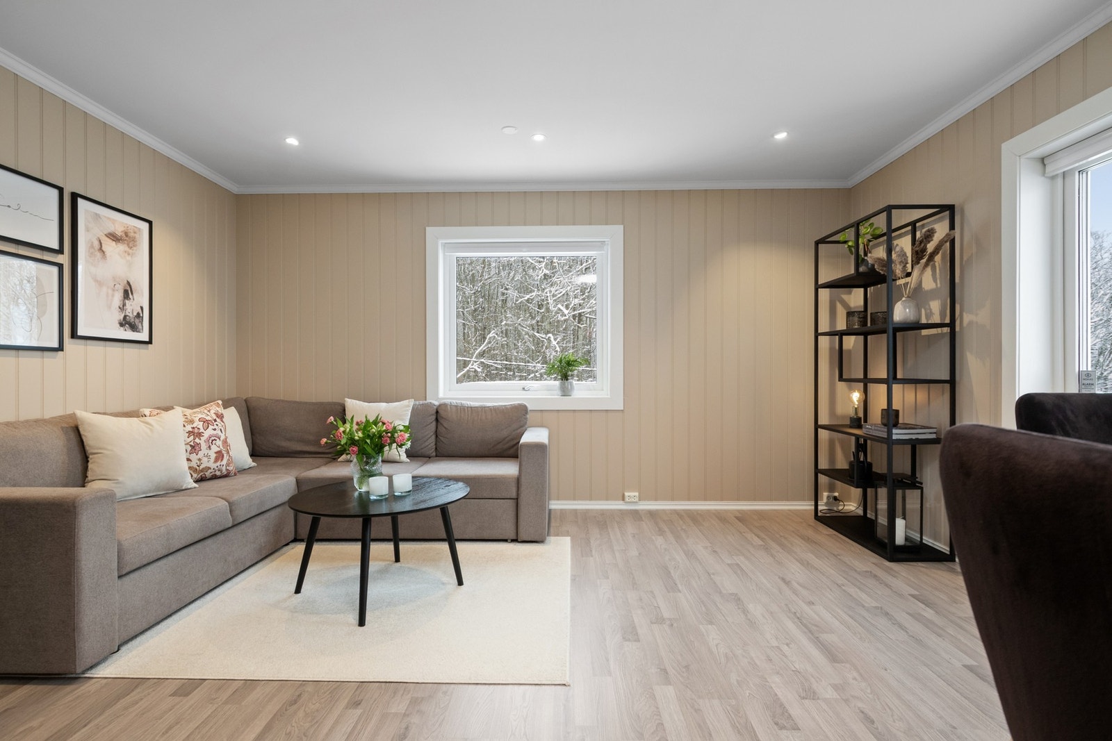 Dagslyset suppleres ypperlig av downlights, og laminat på gulvet kombineres med beige panelplater. Galleribilde