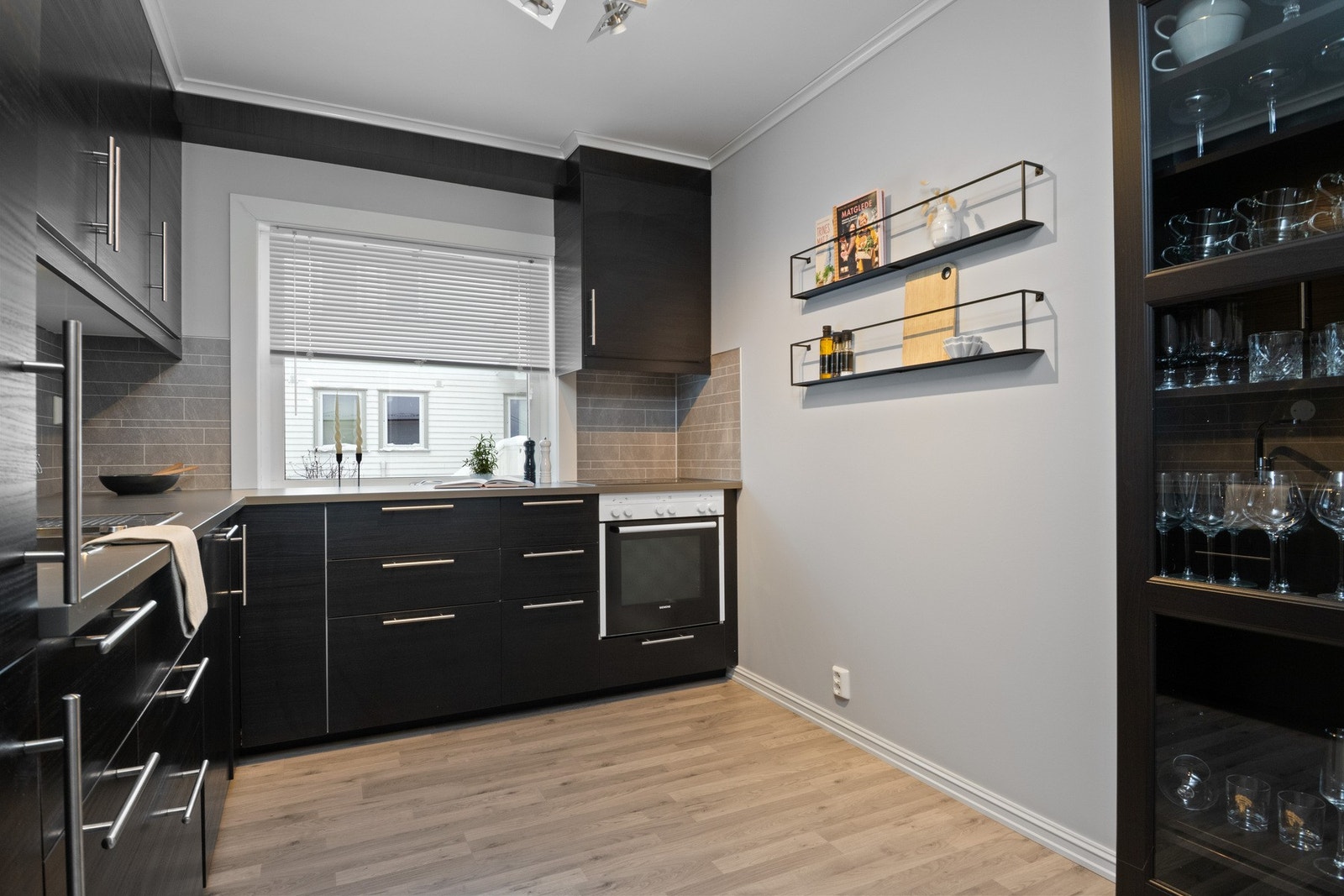 Leiligheten har et separat kjøkken, med laminatgulv, fine arbeidsflater og mye oppbevaring. Galleribilde