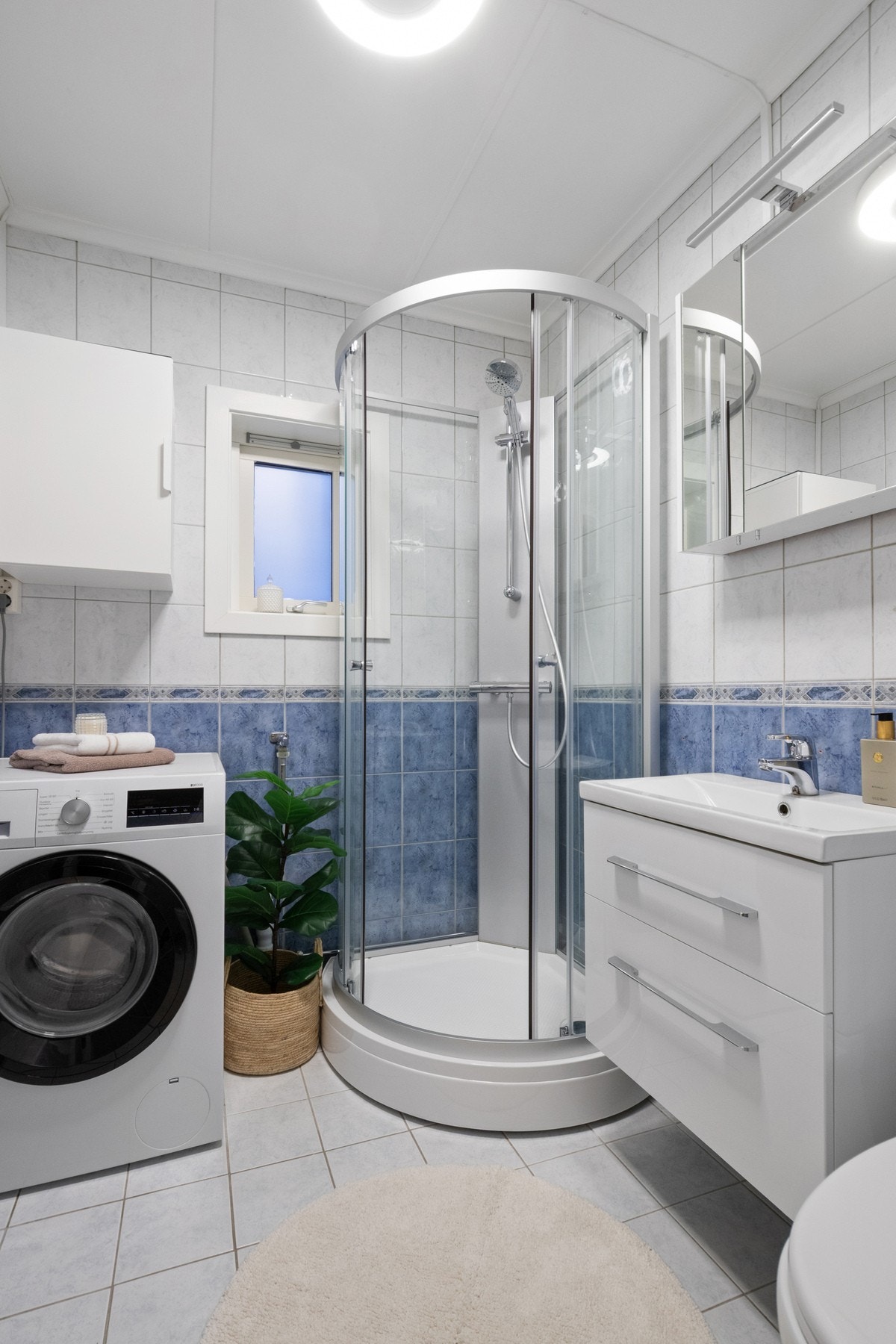 I 2025 fikk badet nytt dusjkabinett. Galleribilde