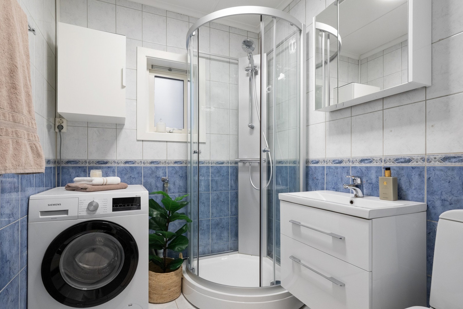 Badet ble pusset opp rundt 2007, innredet med vegg- og gulvfliser i lysegrått og mørkeblått. Galleribilde