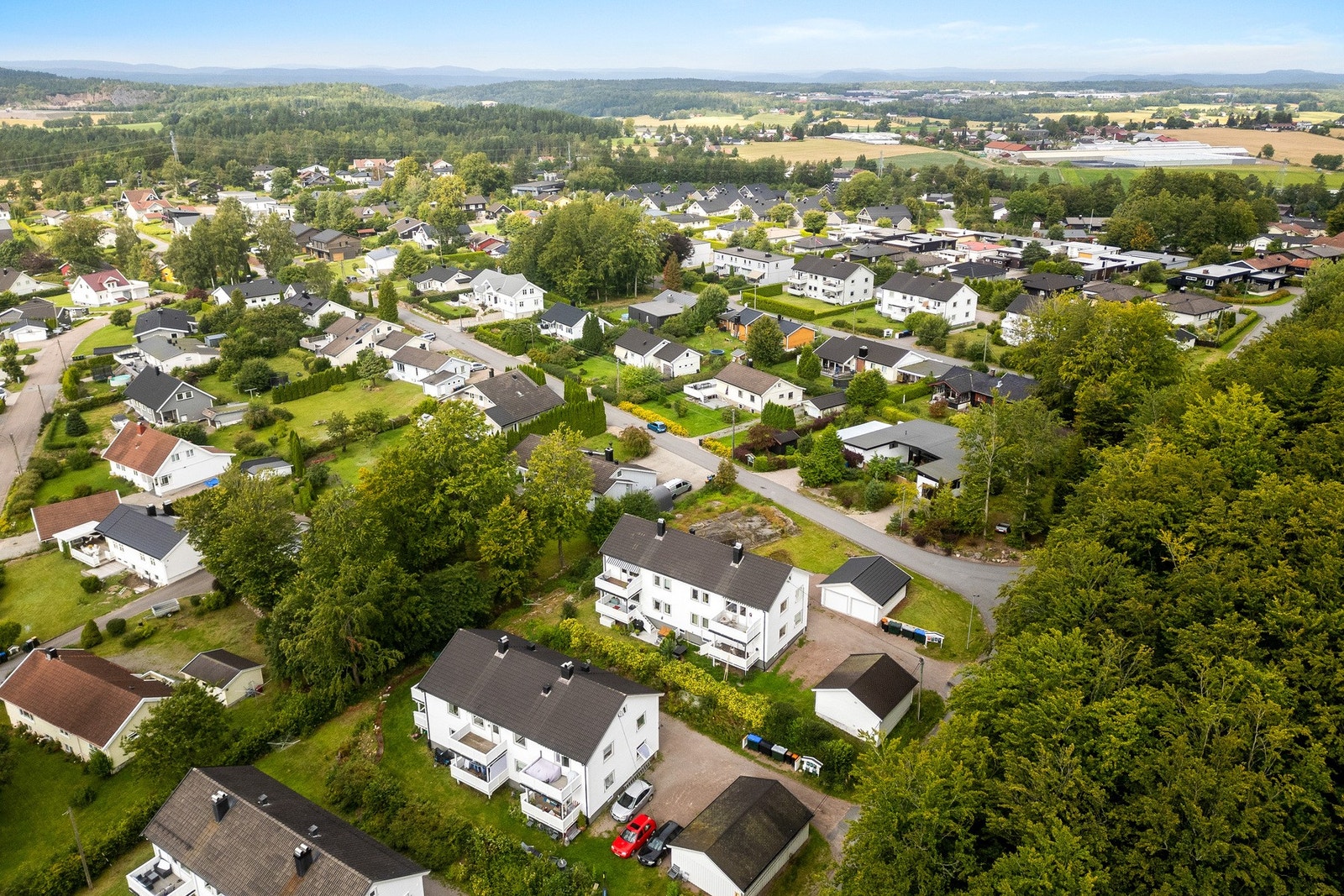 Beliggenheten er attraktiv, i et rolig, men sentralt område med gangavstand til tog og butikker. Galleribilde