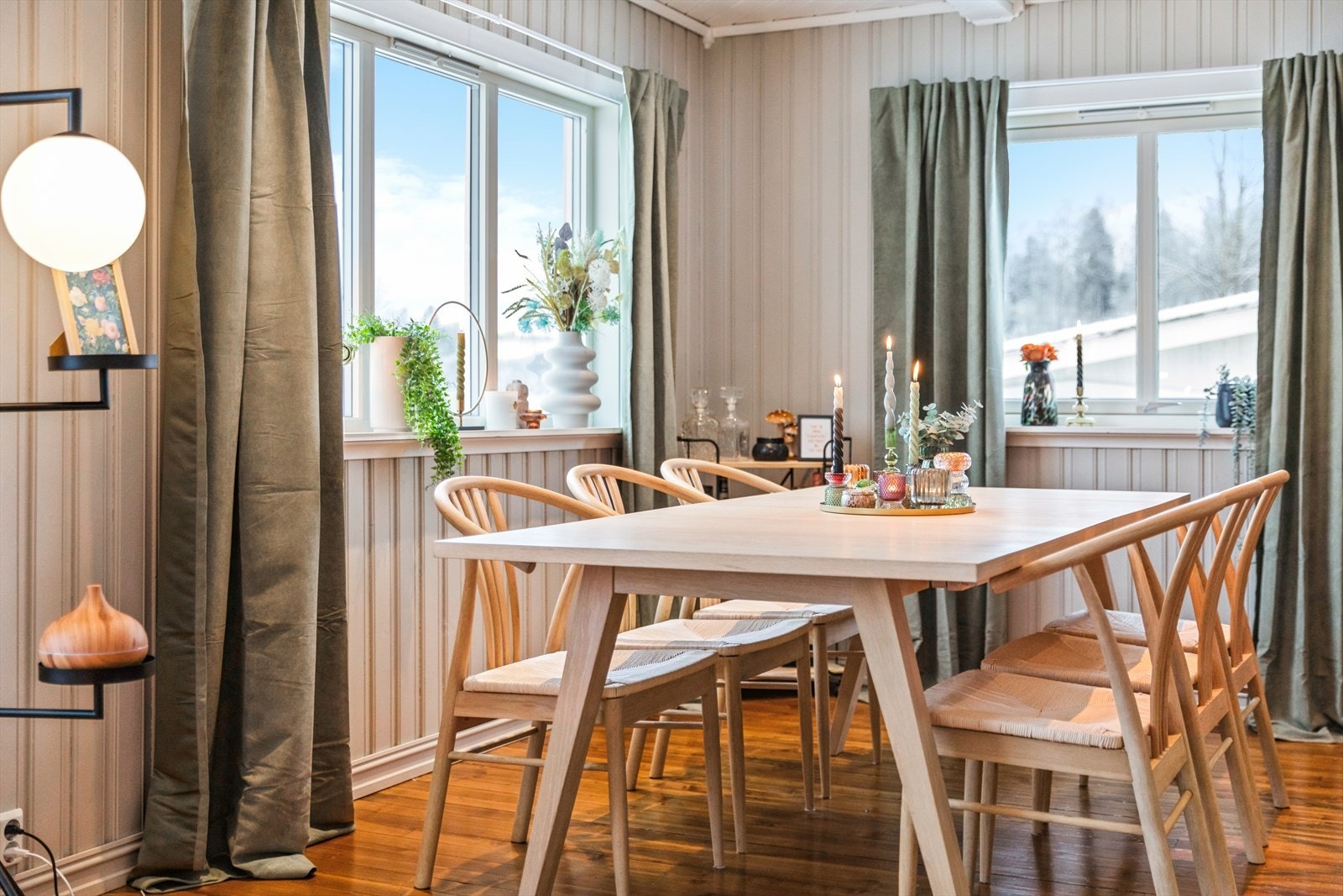 Store vindusflater som slipper inn rikelig med dagslys. Galleribilde