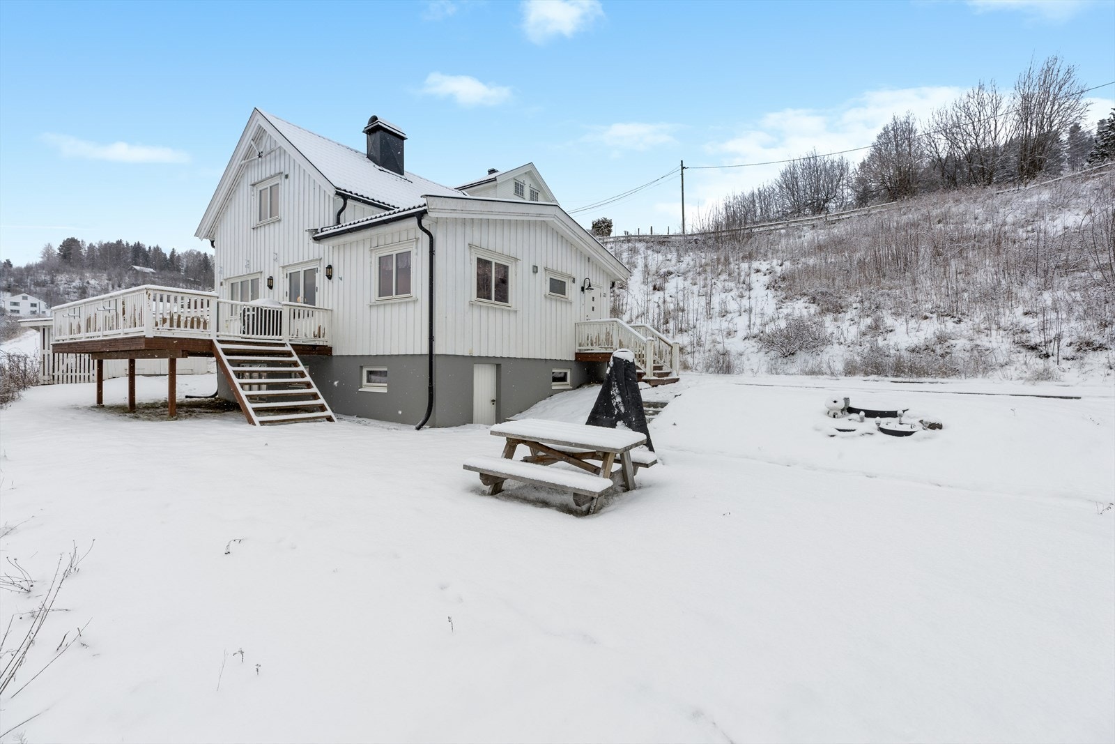 Stor tomt med gode solforhold og plass til både lek og hage. Galleribilde
