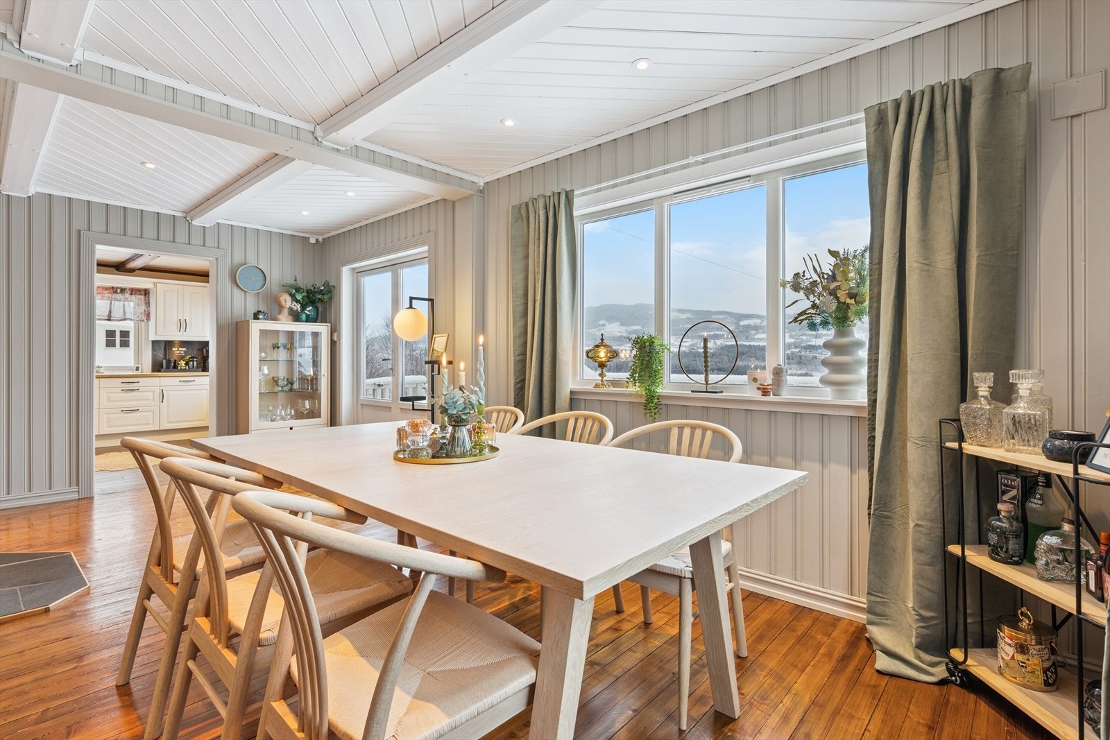 Utgang til terrasse og flott utsikt. Galleribilde