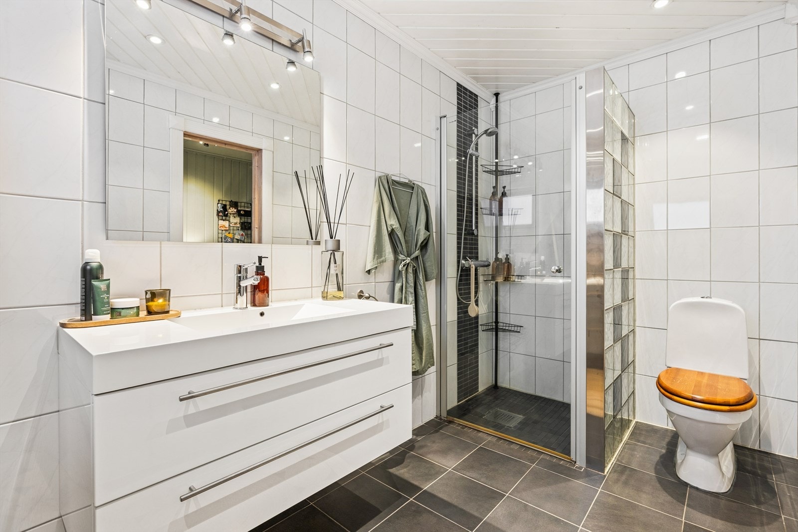 Badet i 1.etasje har fine, flislagte overflater og er av god størrelse. Galleribilde