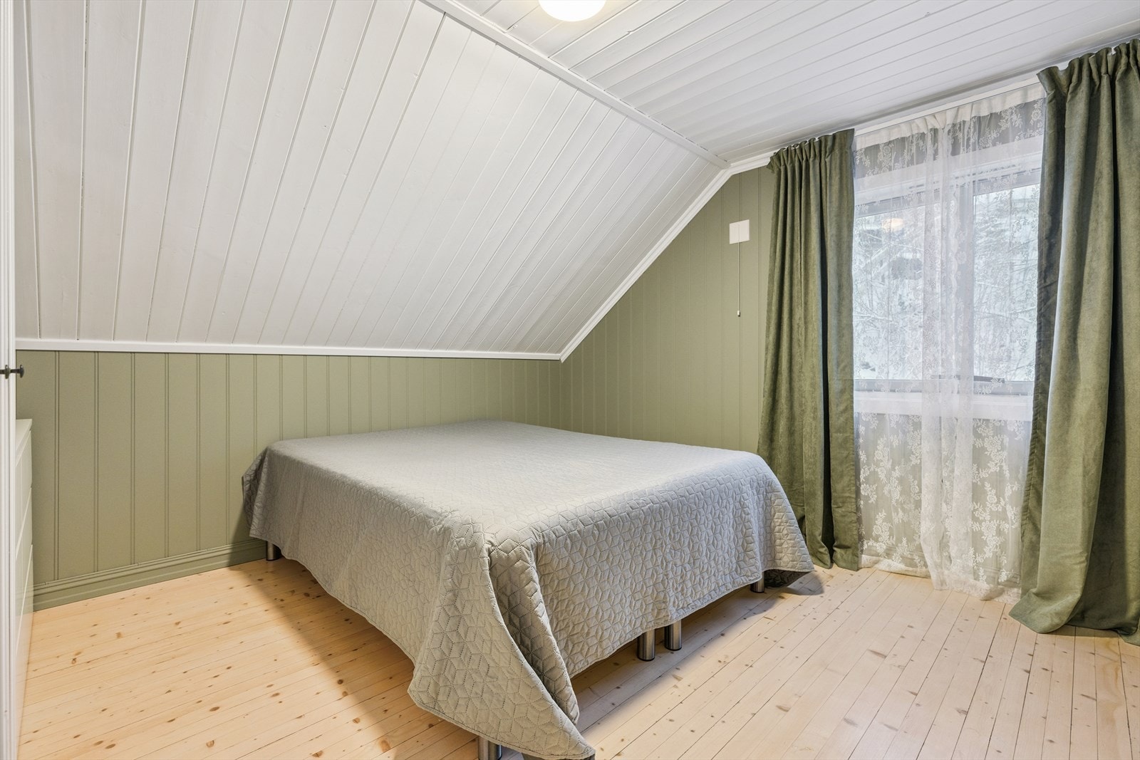 Dette soverommet er også malt opp i lune farger. Galleribilde