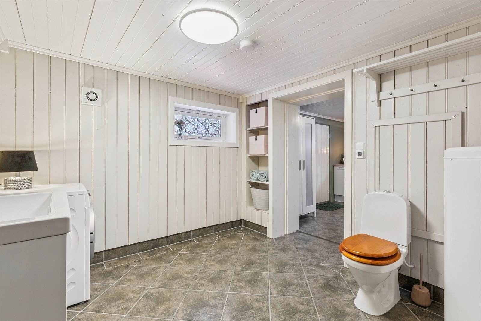 Stort bad/vaskerom i kjeller. Galleribilde