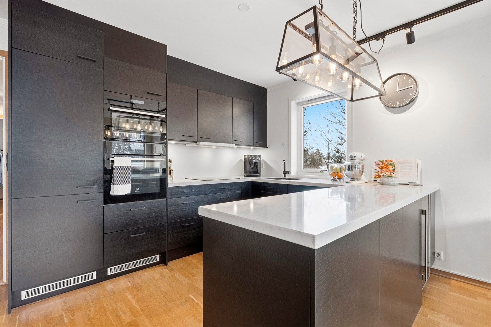 Delikat og innholdsrikt kjøkken med integrerte hvitevarer fra 2020. Galleribilde