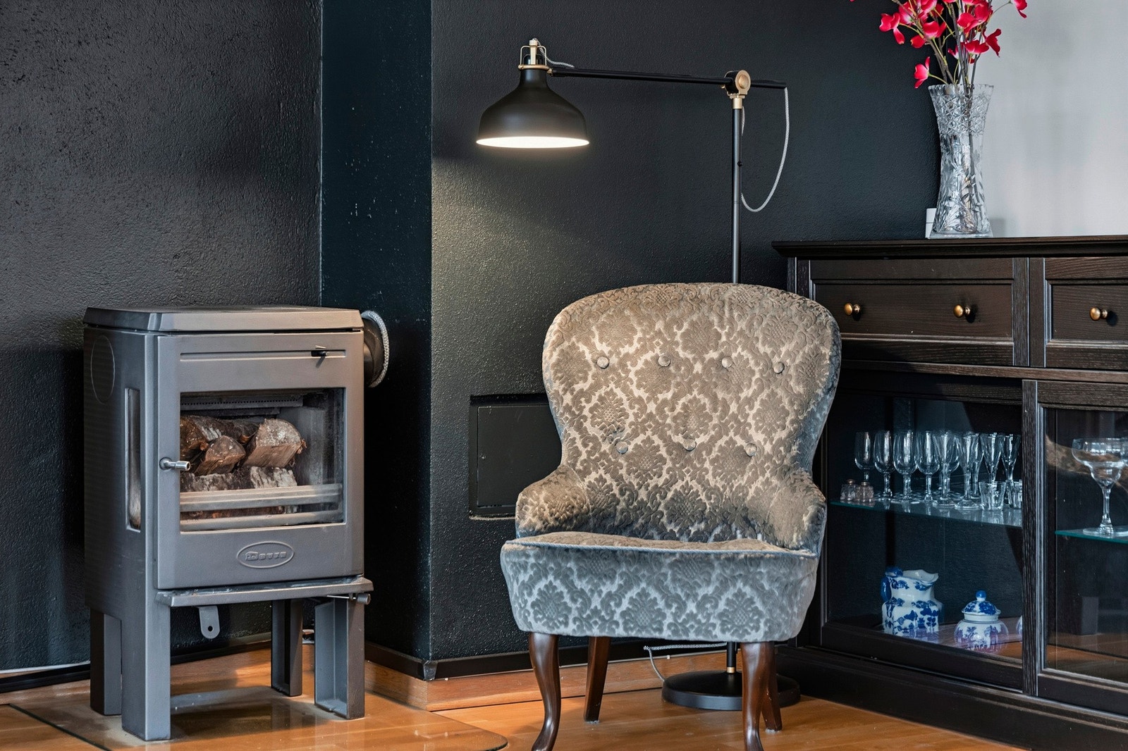 Sentralt i stuen er det en lekker peis som gir varme under kjøligere dager. Galleribilde