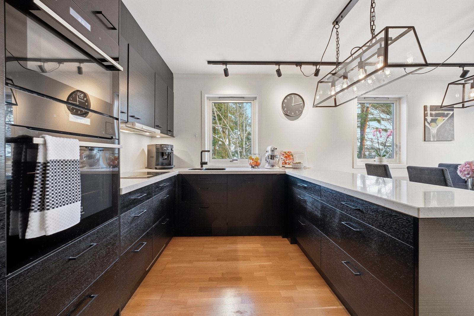 Kjøkkenet har godt med benke- og skapplass til matlaging og oppbevaring av kjøkkenutstyr Galleribilde