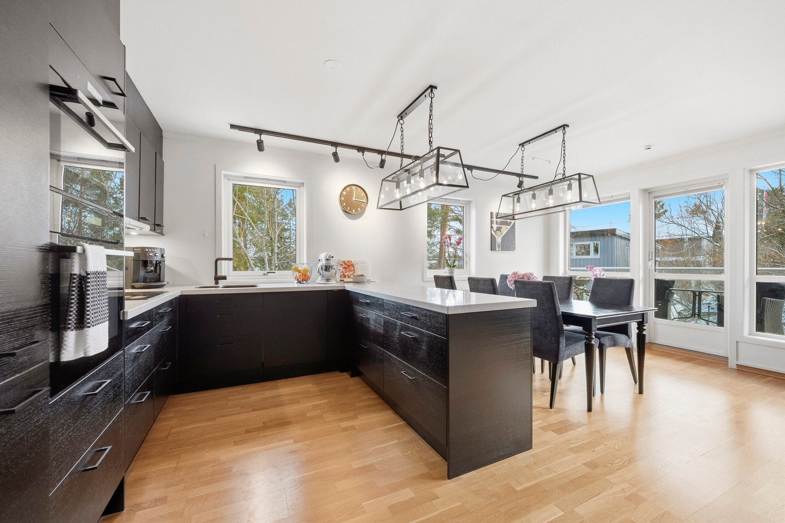 Kjøkkenet kombinerer funksjonalitet og moderne design, med smart oppbevaring og gode arbeidsflater. Galleribilde