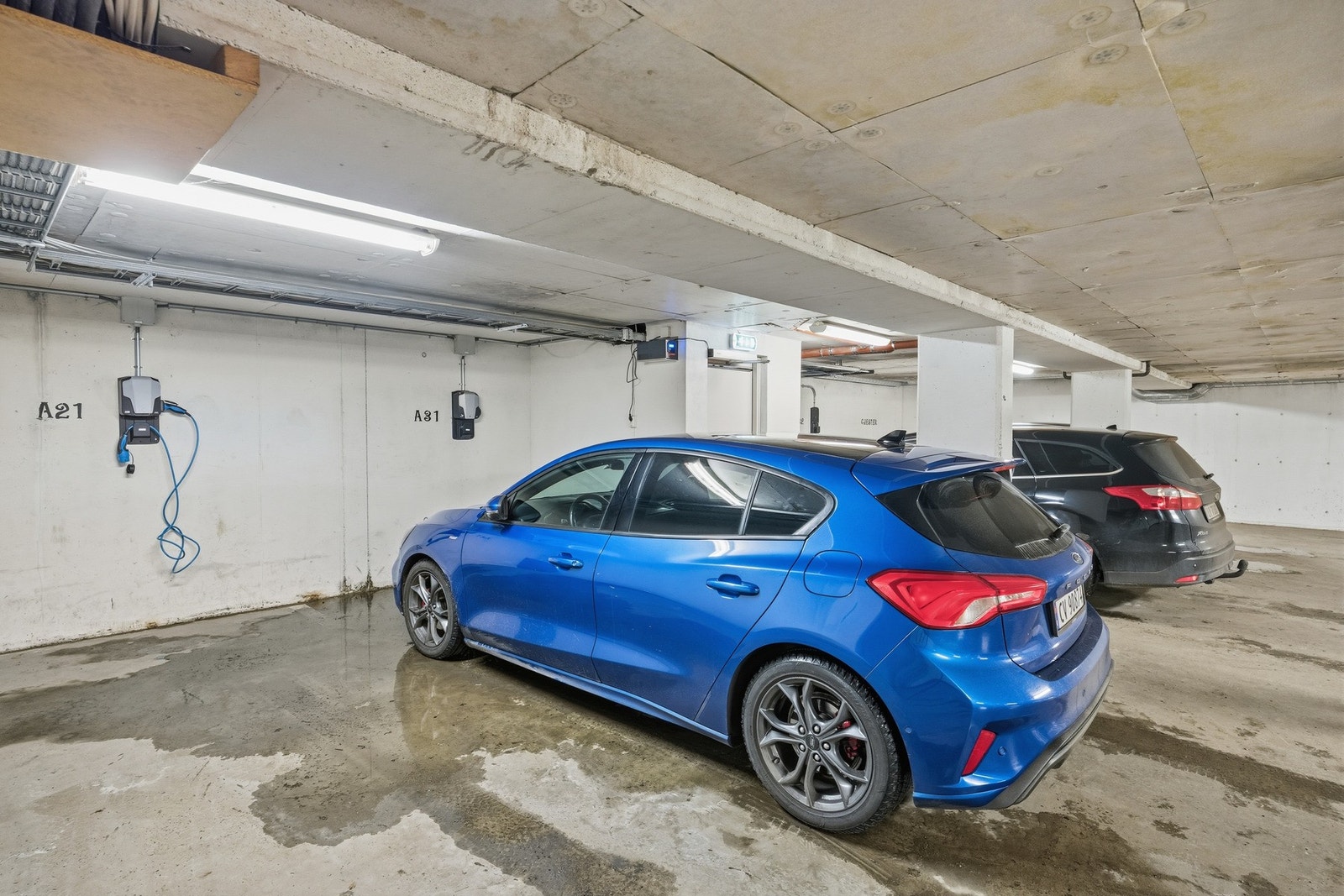 Leiligheten disponerer egen biloppstillingsplass i felles garasjekjeller Galleribilde