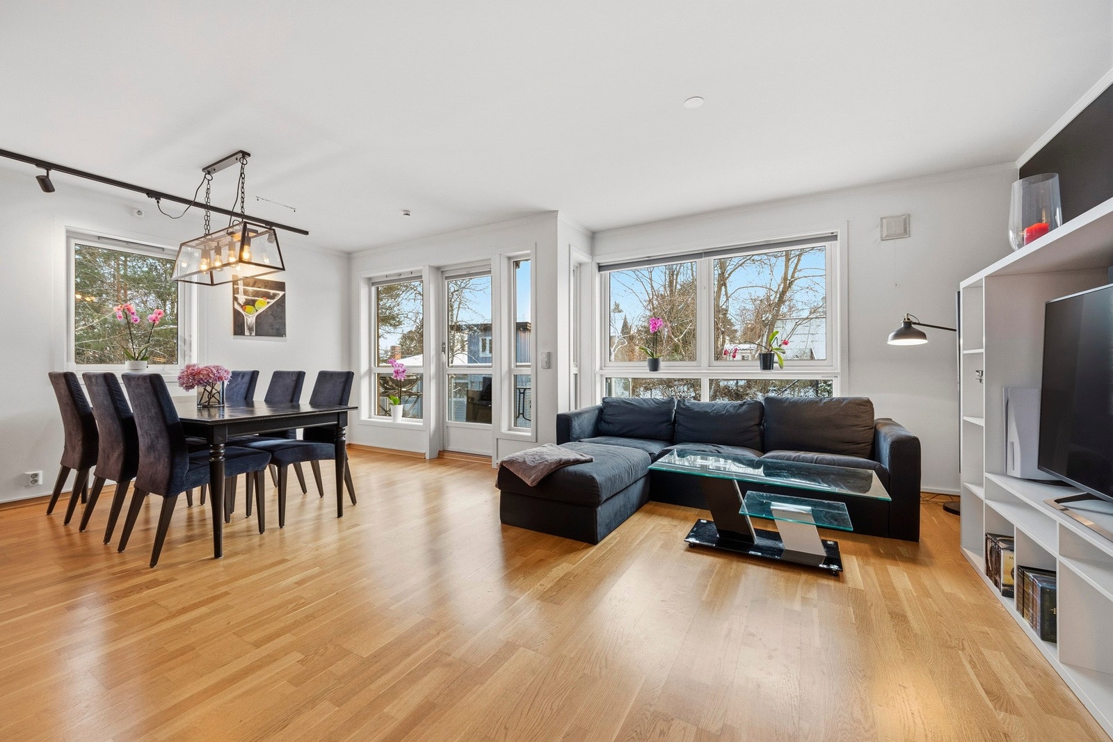 Fra stuen er det videre tilgang til boligens spisestuedel. Galleribilde