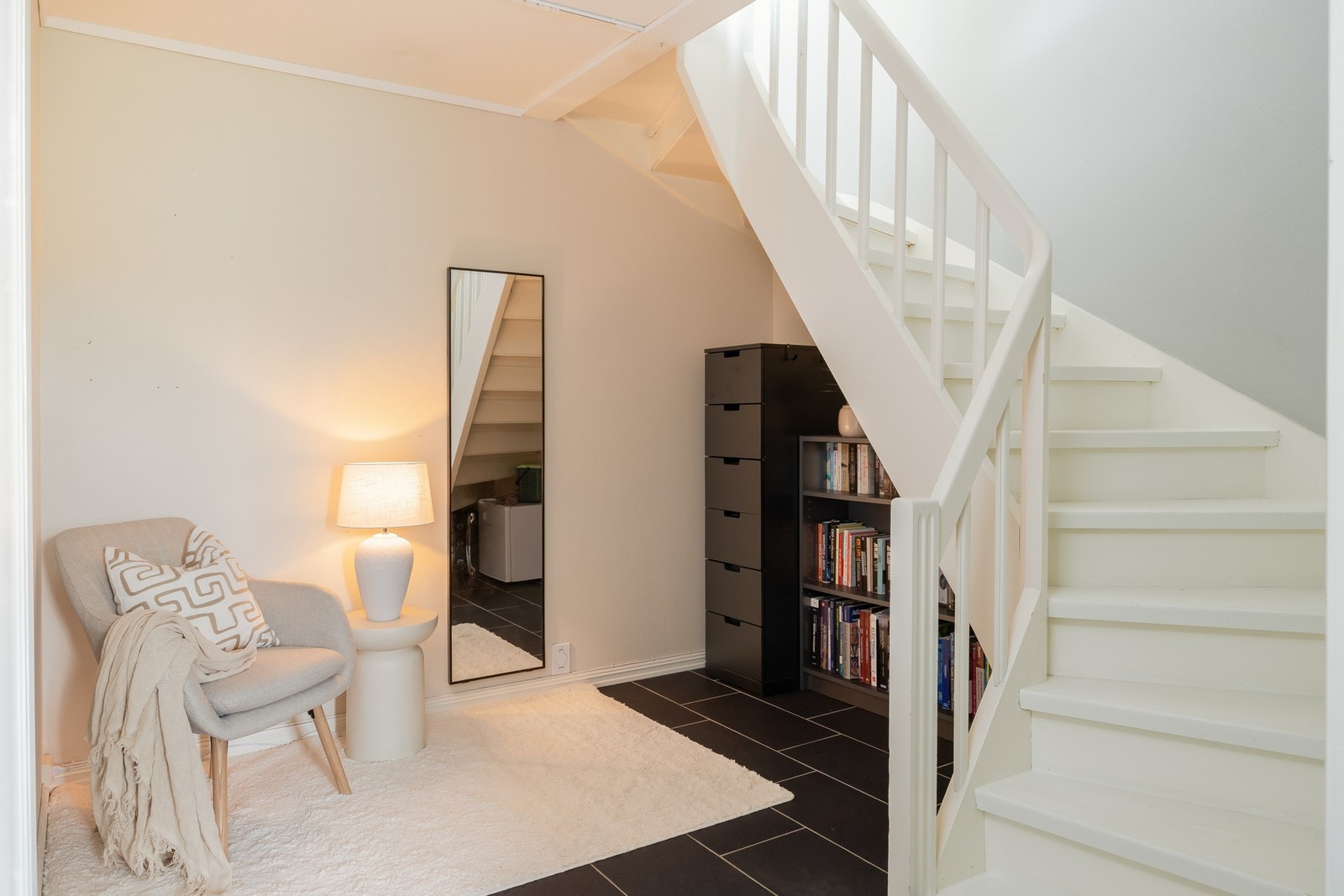 Hall i 1. etasje som har blitt benyttet som både kontor og til tider ekstra tv-stue. Galleribilde