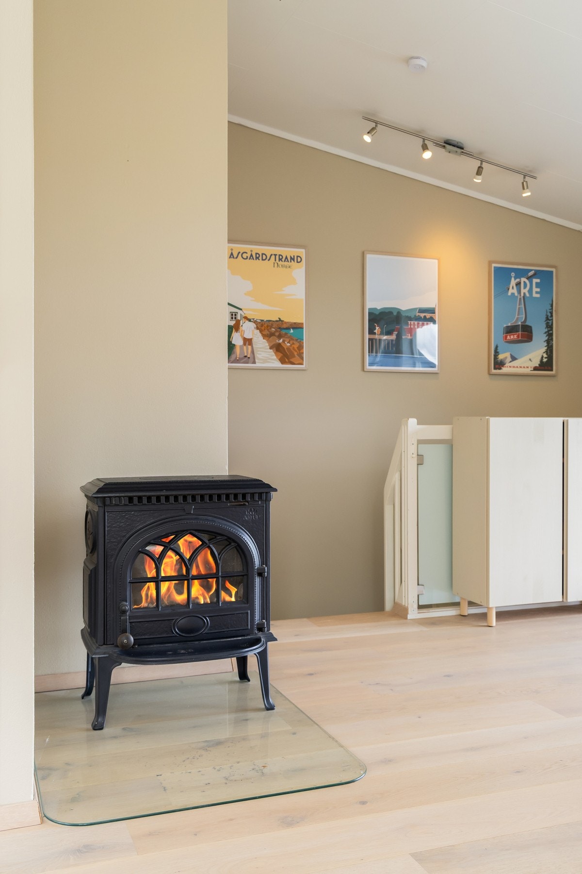 Vedovn i stua. Galleribilde