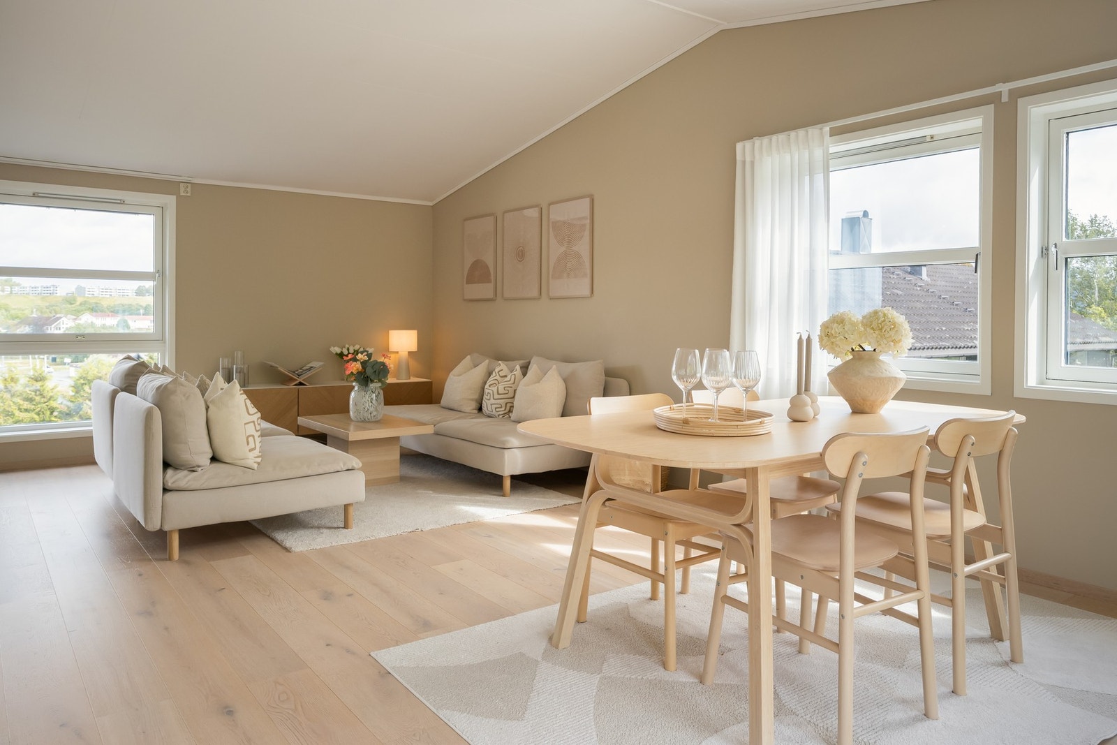 Rikelig med plass til både spisestue og sofaavdeling. Galleribilde