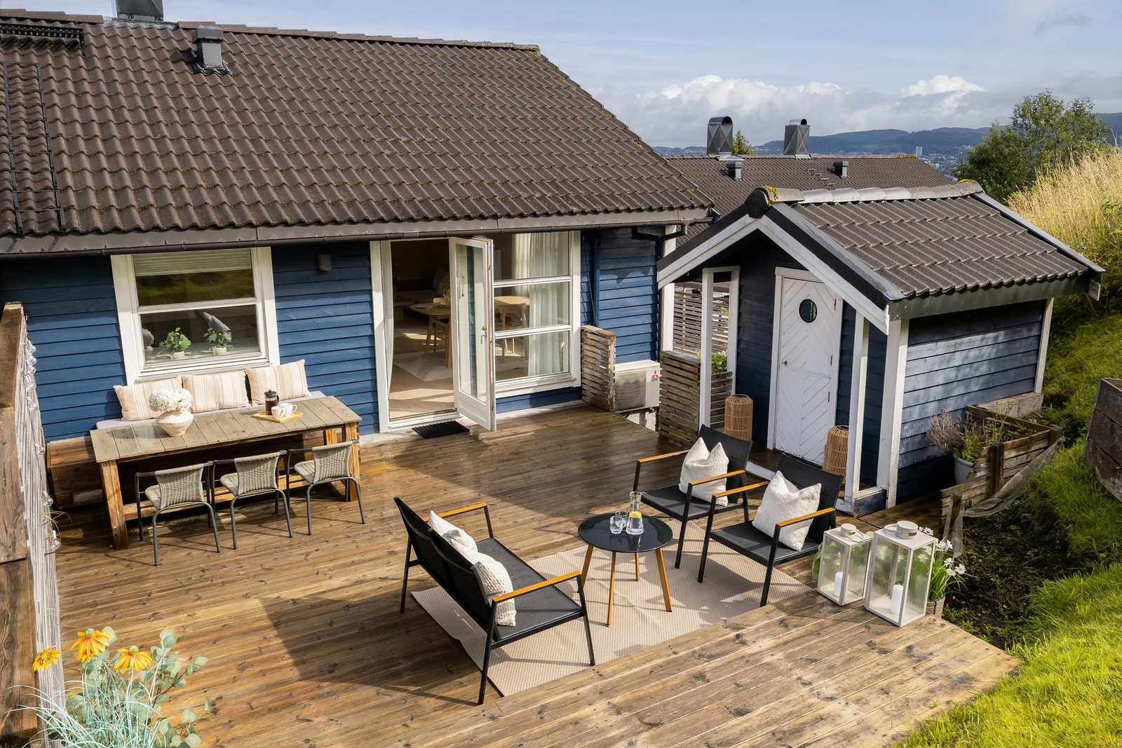 Familievennlig og anvendelig med direkte tilgang til terrasse og hage fra spisestua. Galleribilde