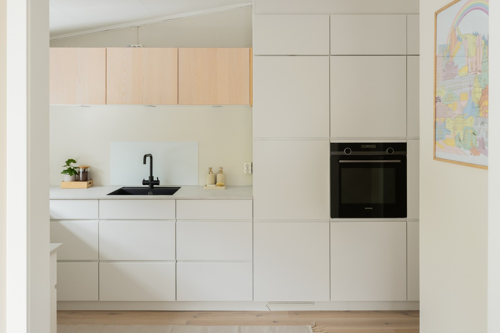 Lekkert kjøkken fra 2018 med integrerte hvitevarer og svært god lagringsplass. Galleribilde