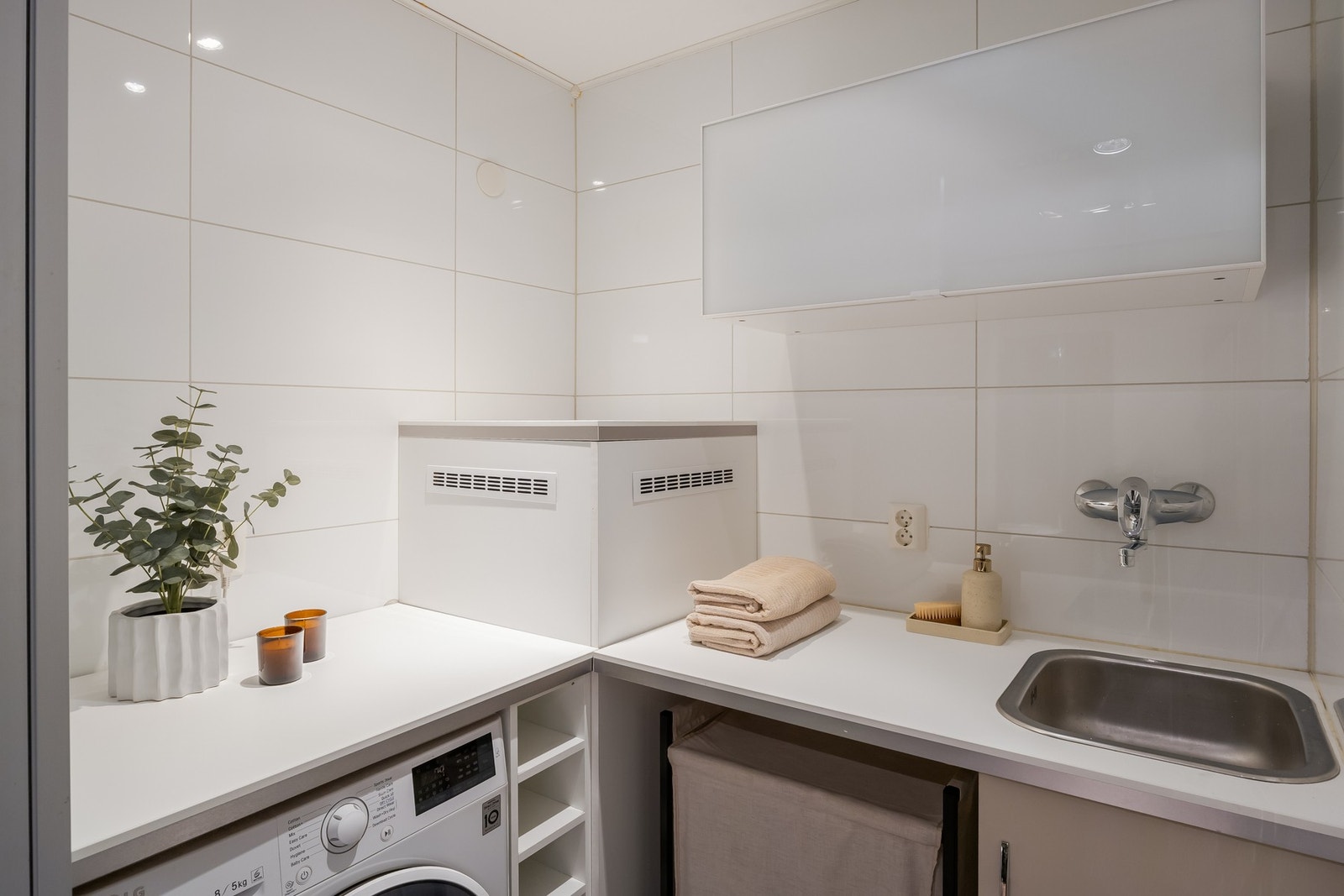 Badet har et tilliggende vaskerom i en egen avdeling. Galleribilde