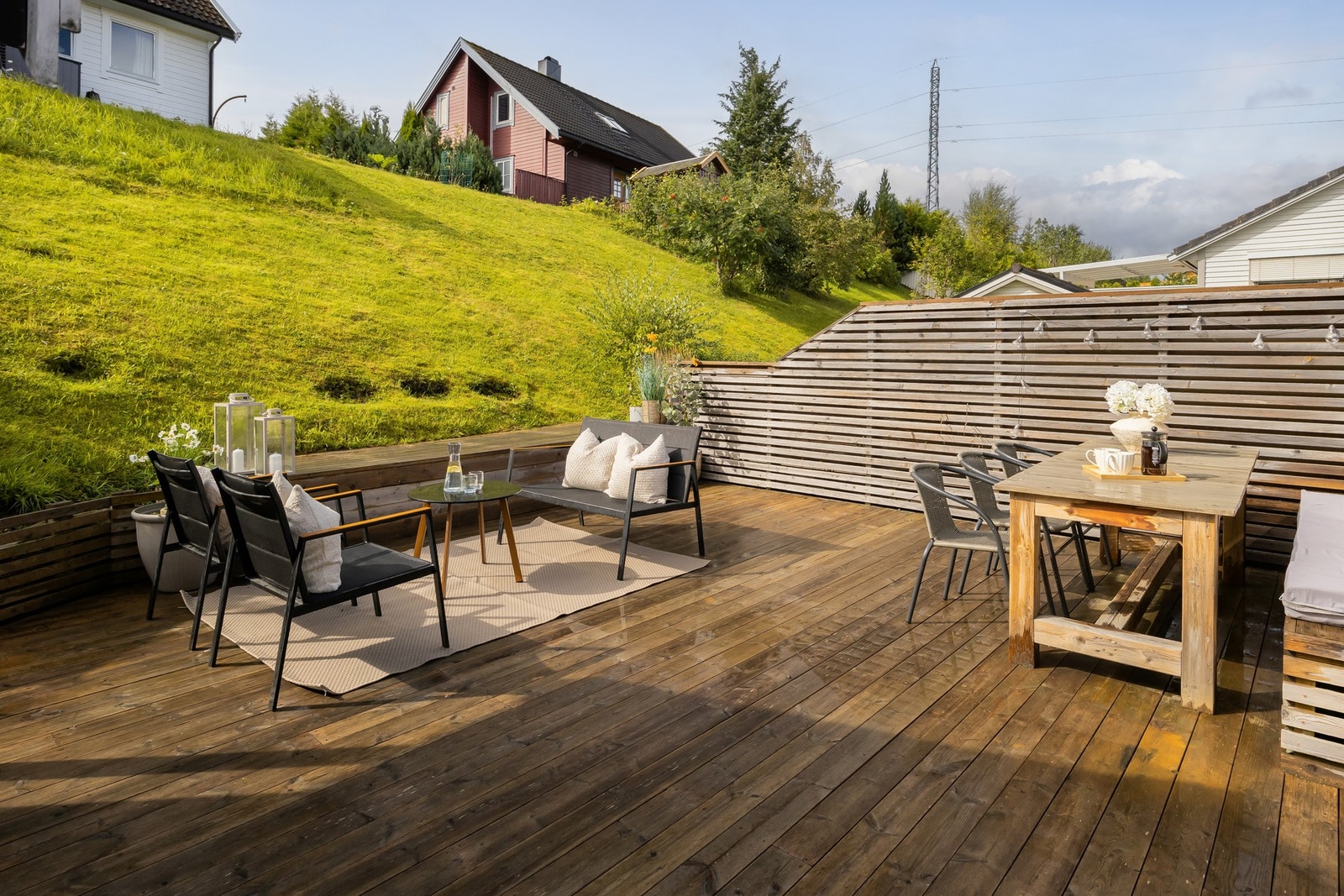 Terrassen vender mot sør, og har rikelig med plass for utemøblement. Galleribilde