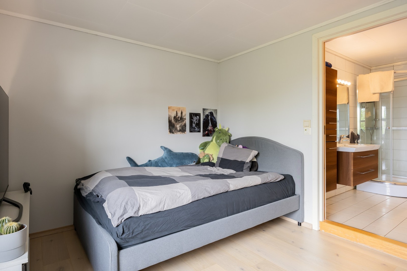 Hybelen består av et allrom (stue/soverom med kjøkken) og eget bad. Galleribilde