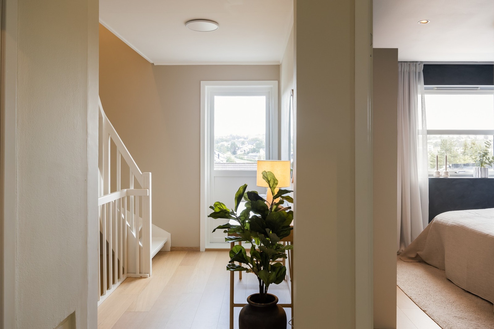 Ned fra stua har man soveromsplanet med to soverom og romslig bad/vaskerom. Fra gangen har man også utgang til en lufteterrasse mot framsida av huset. Galleribilde