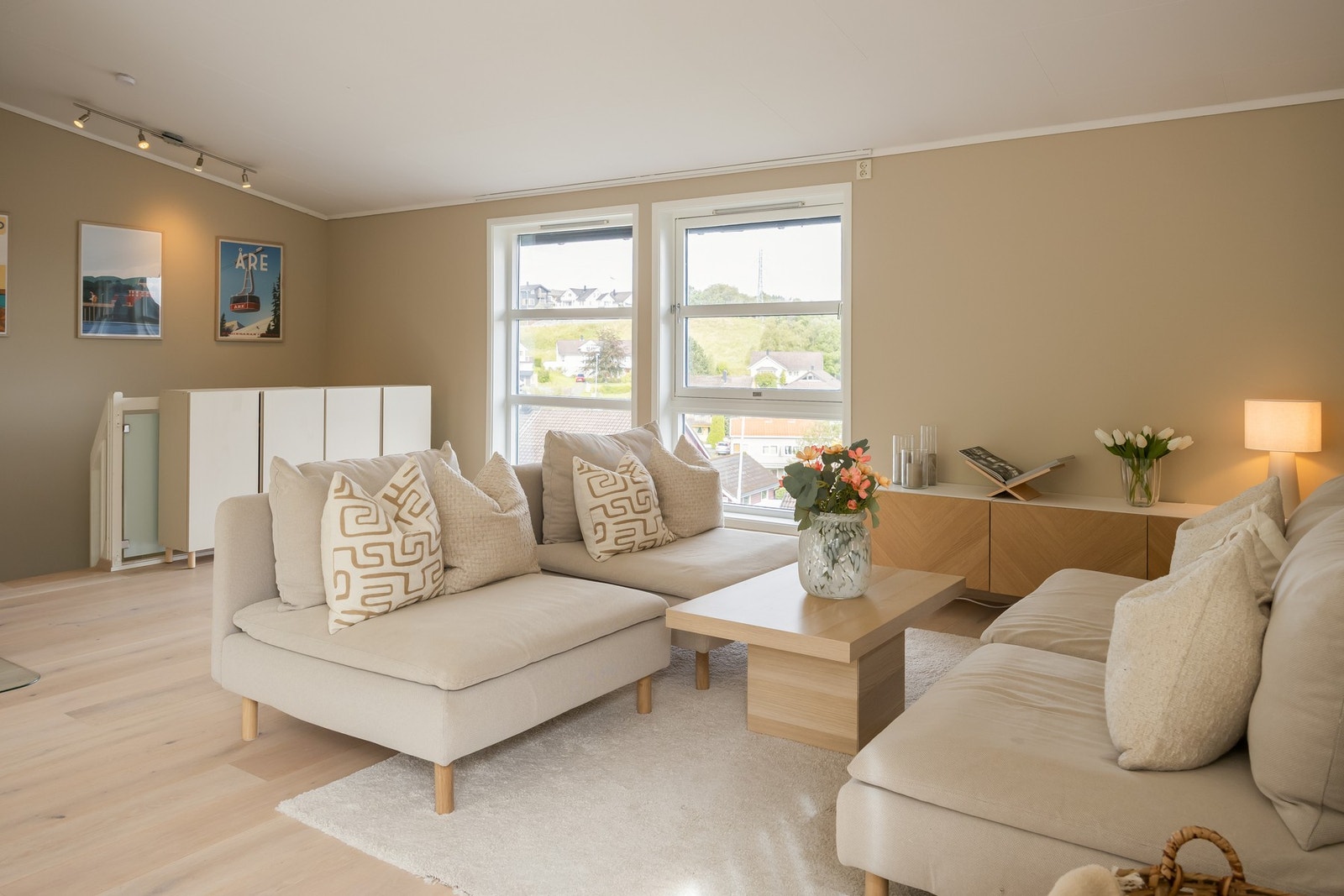 Stua nyter flotte utsiktsforhold over nabolaget, og en privat tilværelse uten innsyn. Galleribilde