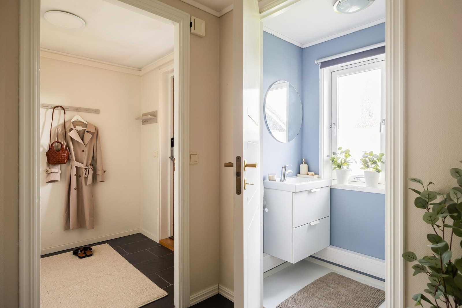 Praktisk entré med toalettrom med servant like ved. Galleribilde