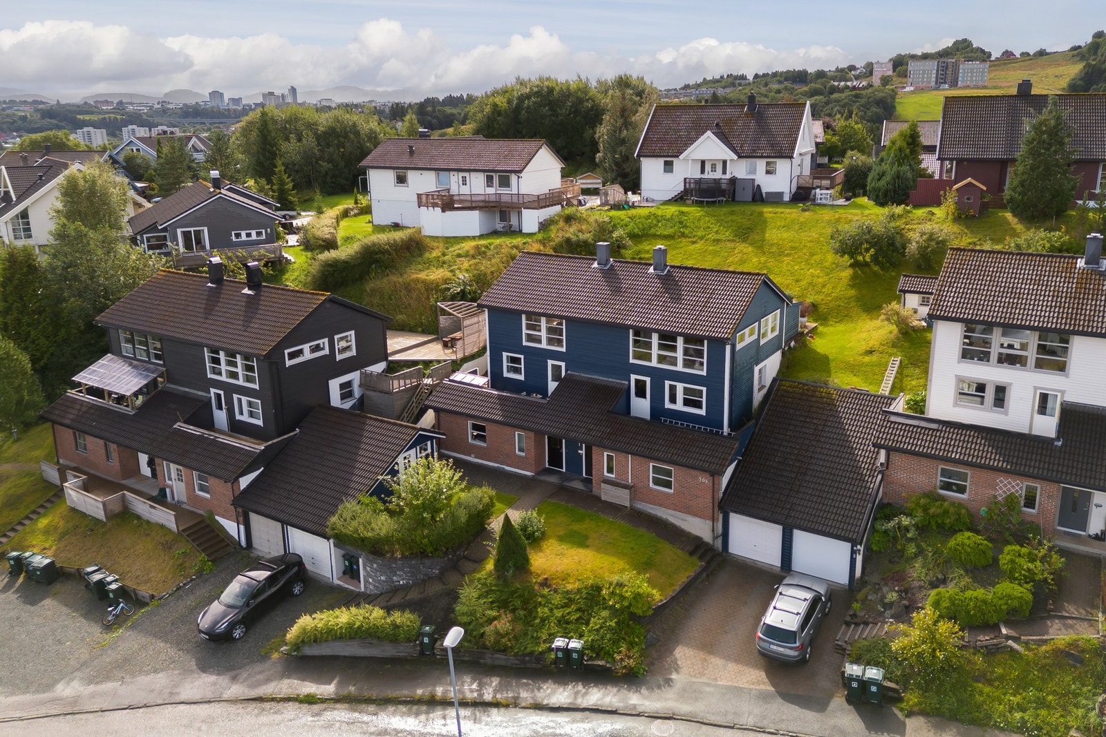 Boligen ligger i ei enveiskjørt og trafikkstille gate som byr på ypperlige oppvekstvilkår. Galleribilde