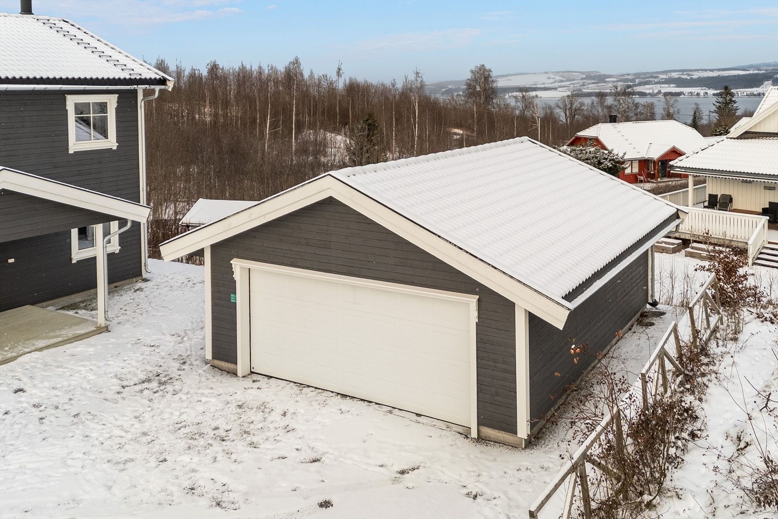 Dobbel garasje med el-bil lader. Galleribilde