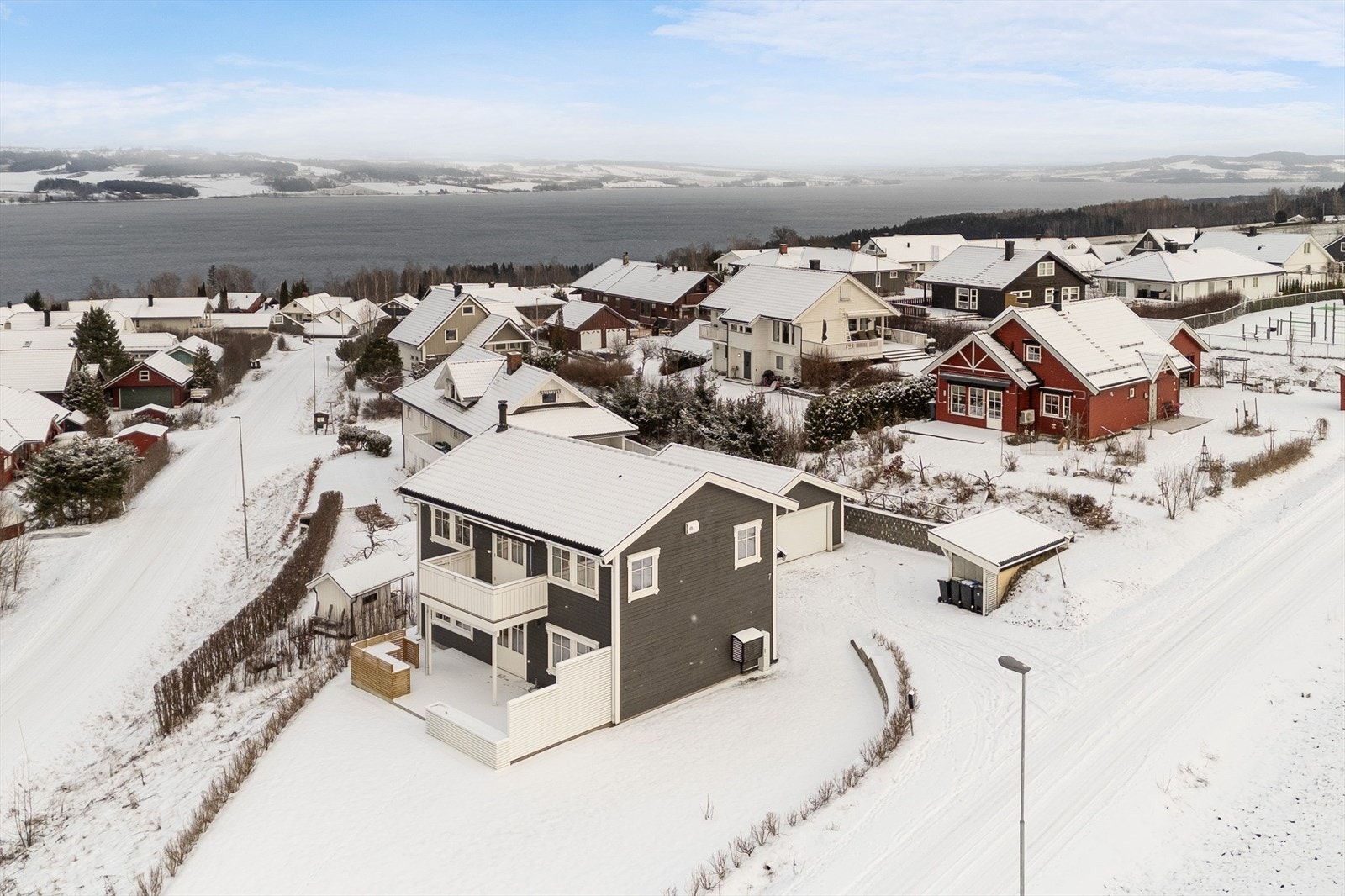 Dronebilde av eiendommen og ditt nye nabolag. Galleribilde