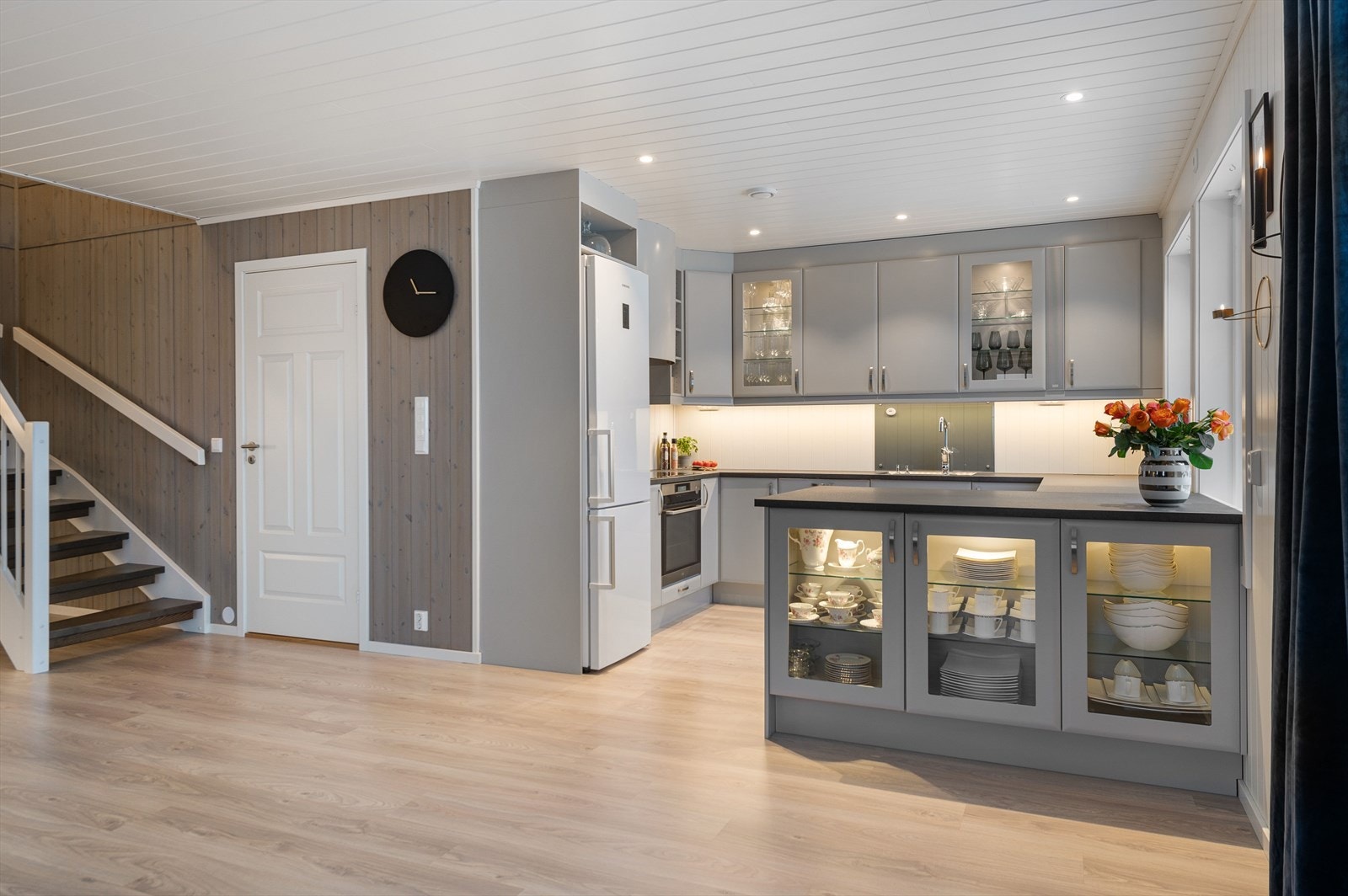 Innbydende kjøkken med gode oppbevaringsmuligheter i over- og underskap. Downlights i himlingen. Galleribilde