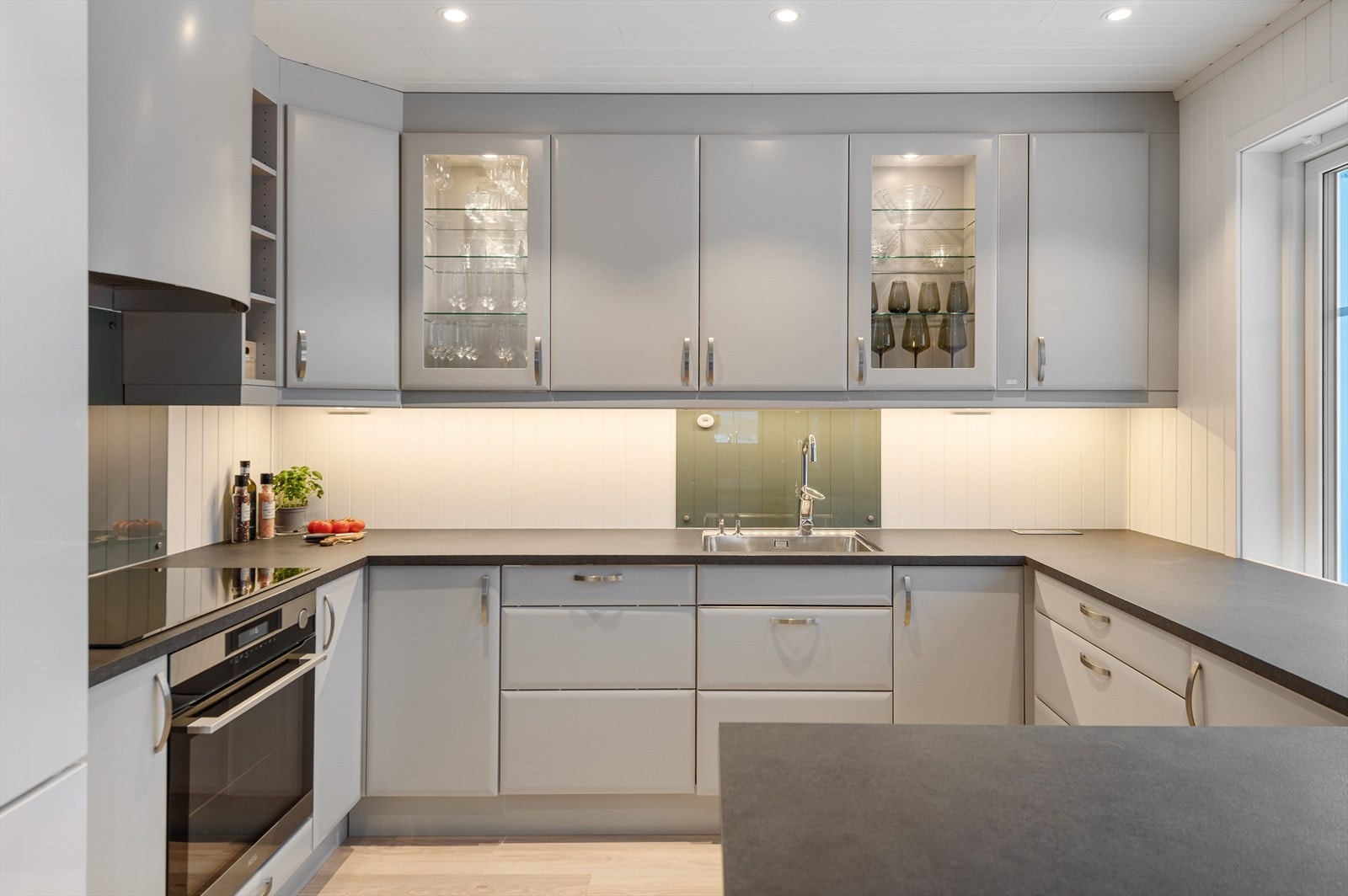 Boligen har et pent og innbydende kjøkken med slette
fronter i en moderne og fin gråtone. God lyssetting med downlights i himlingen. Galleribilde