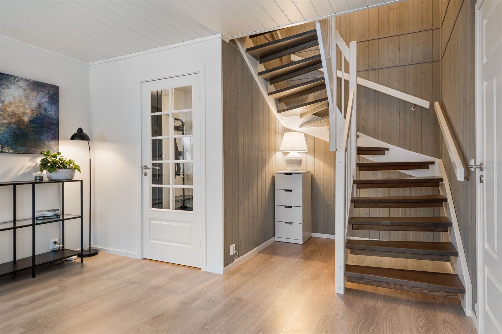 Dør mellom entré og hall med glassfelt. Ubrukt areal under trapp kan fint benyttes til smart oppbevaring. Galleribilde