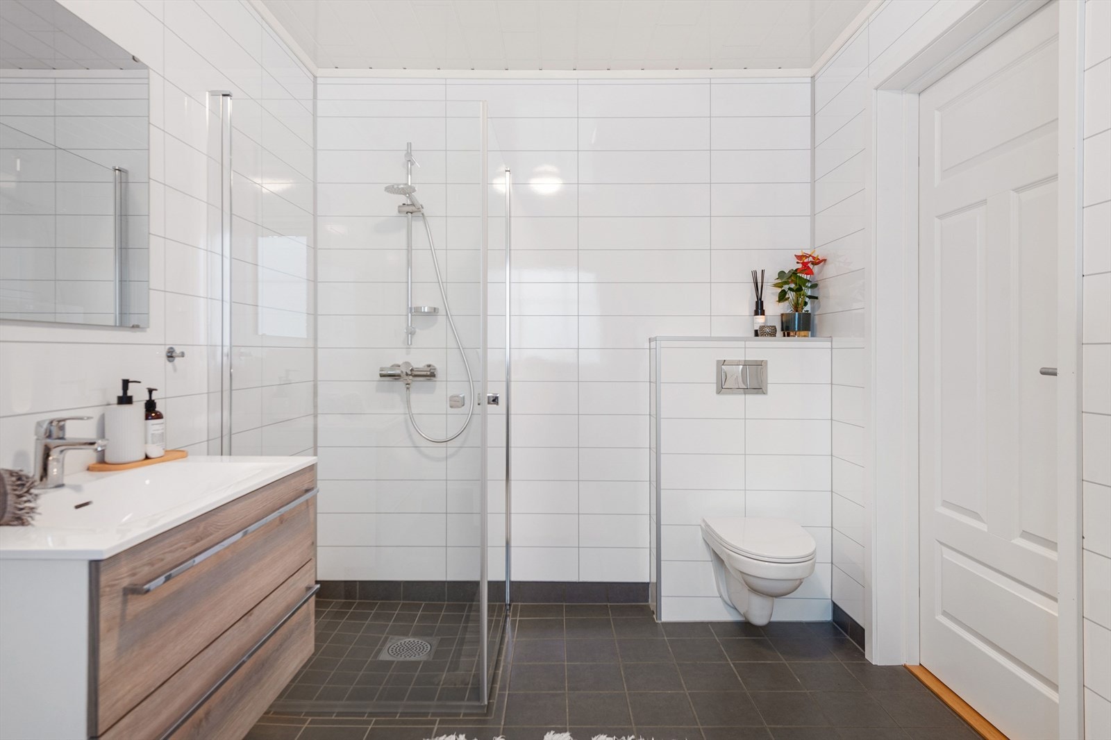 Dusjhjørne og vegghengt toalett. Galleribilde