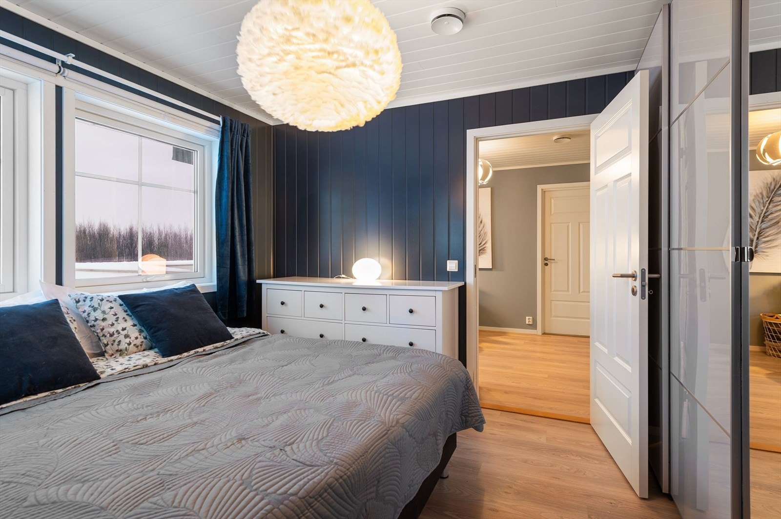 Ytterliggere plass til frittstående oppbevaringsmøbel. Galleribilde