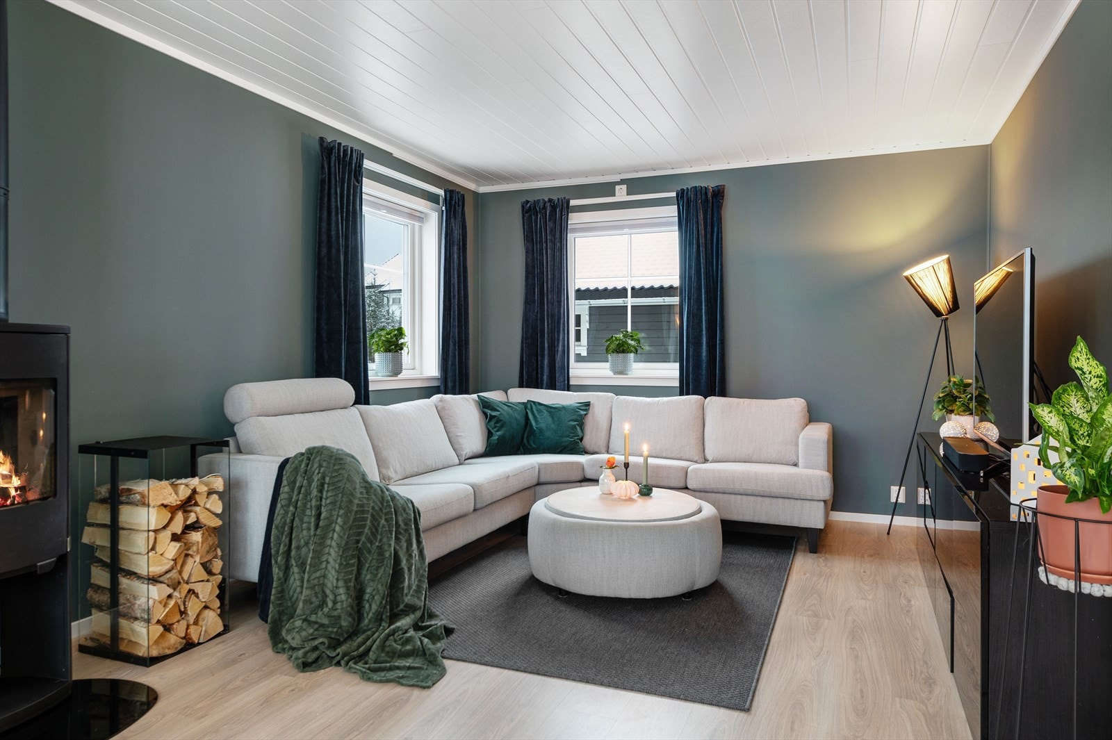 En strøken enebolig med moderne valg og gode løsninger fra 2018. Perfekt beliggende i fine Nordlia. Galleribilde