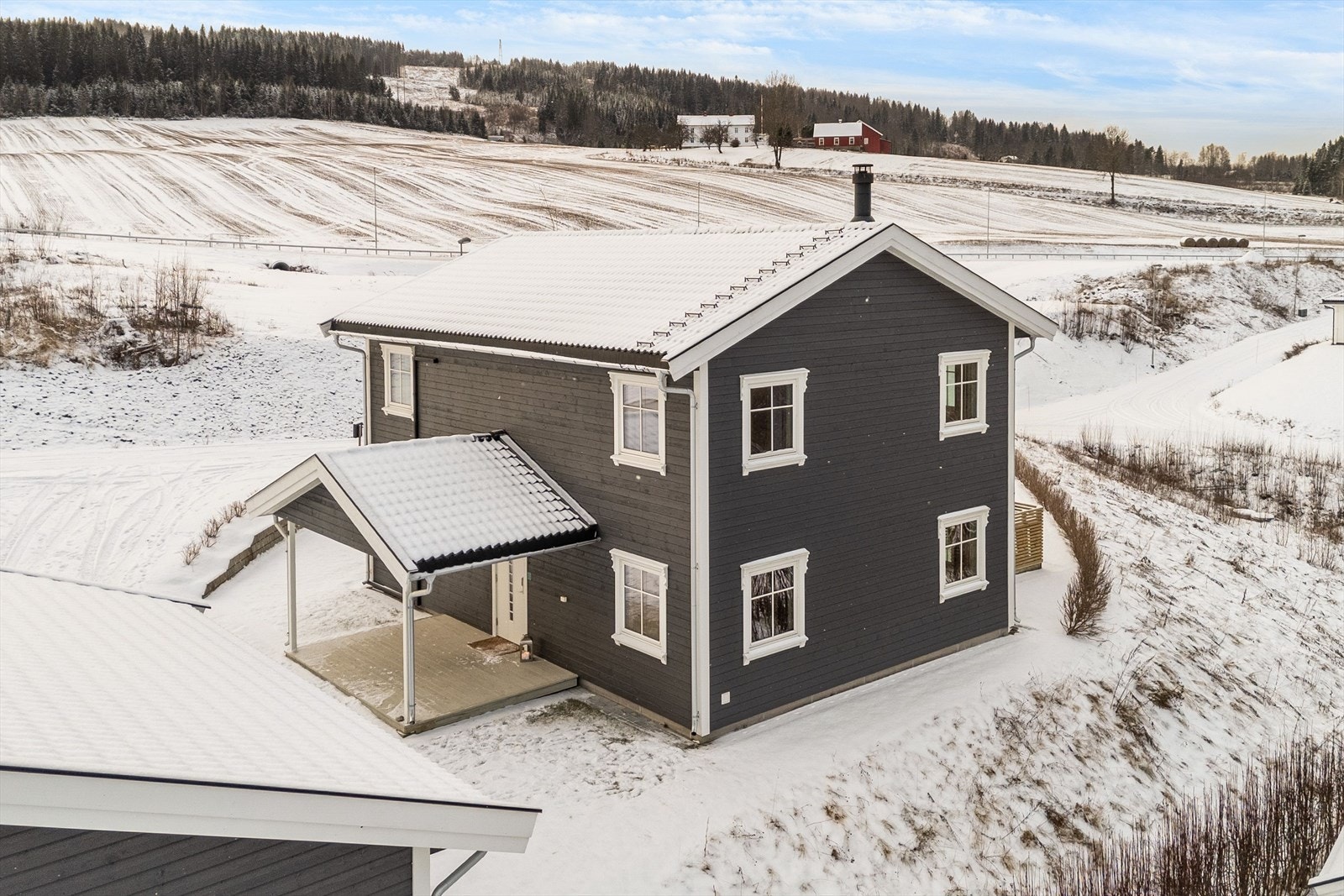 Kort vei til turmuligheter i skogen bak boligen. Galleribilde