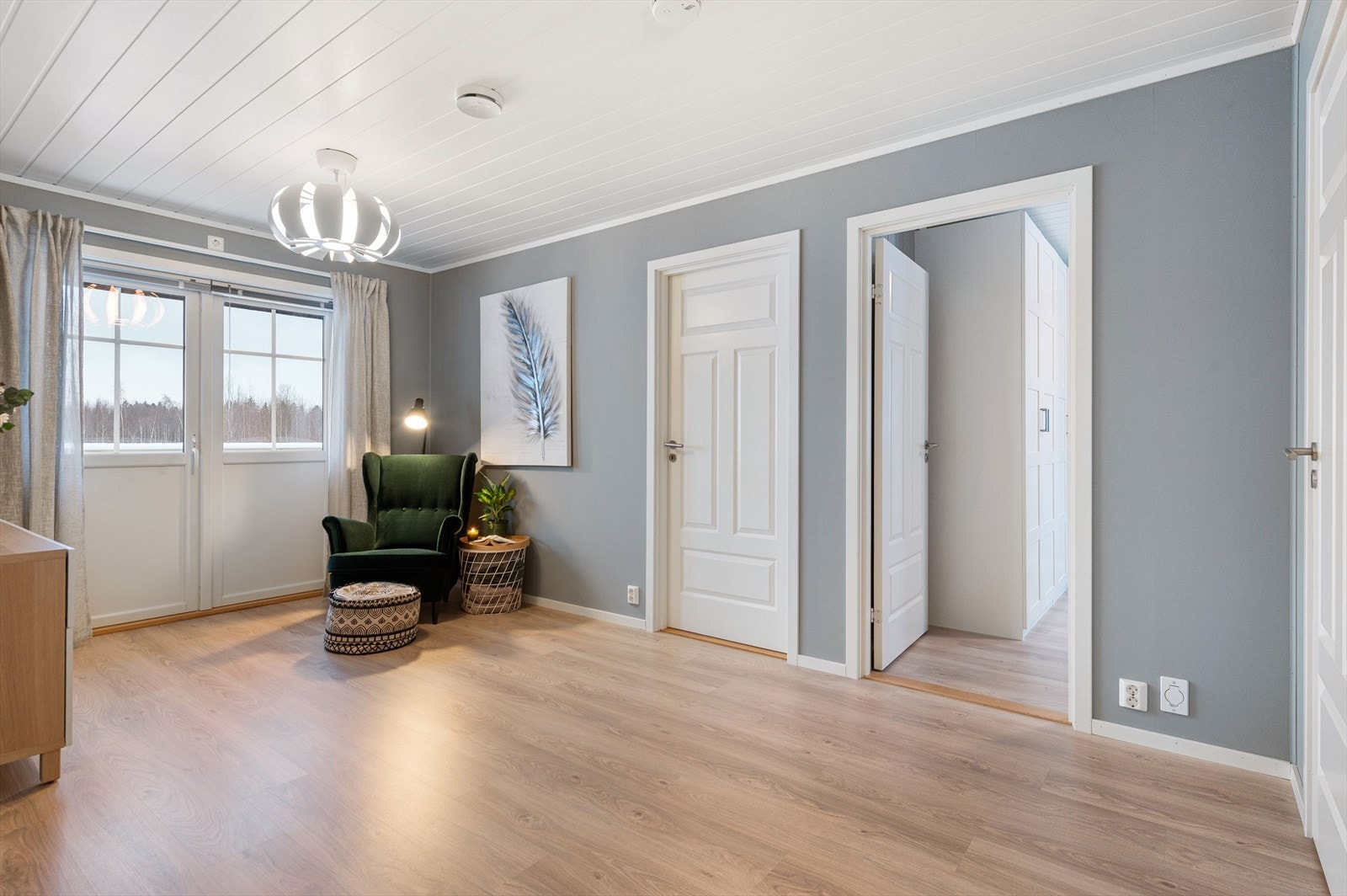 Koselig loftstue med utgang til balkong med flott utsikt. Galleribilde