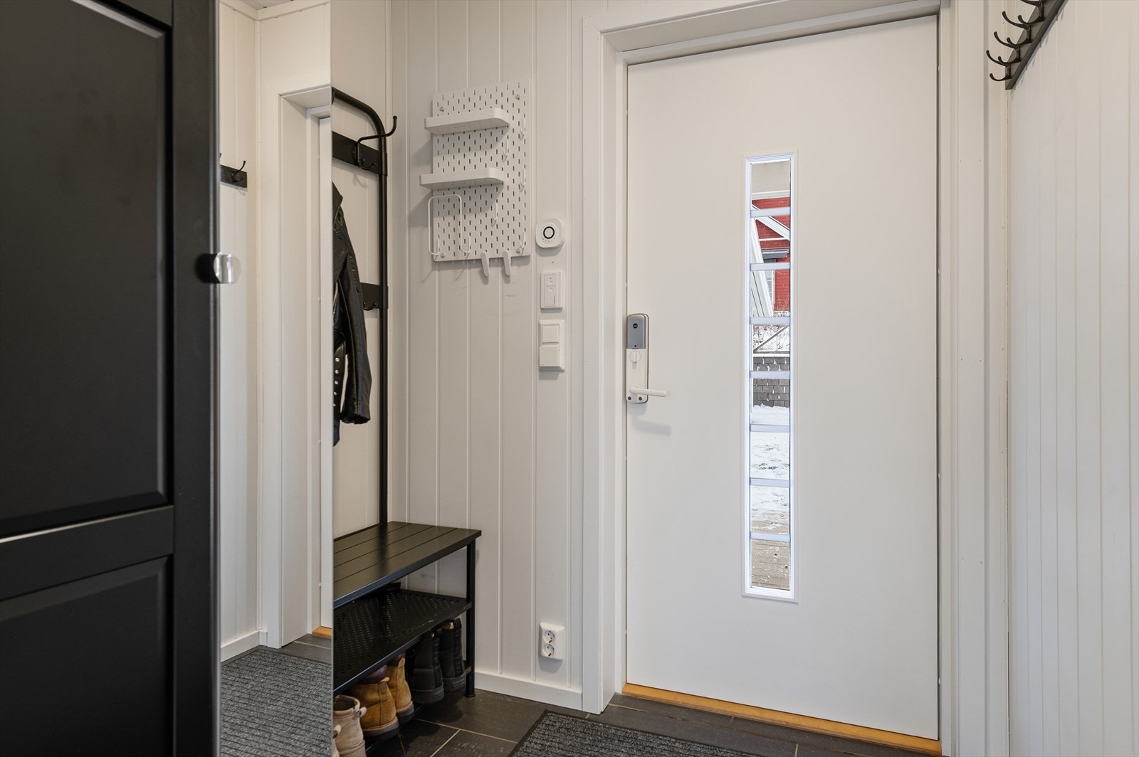 Entré med flislagt gulv, garderobeskap og skohylle med knaggrekke. Nøkkelfri adkomst med Yaledoorman. Galleribilde