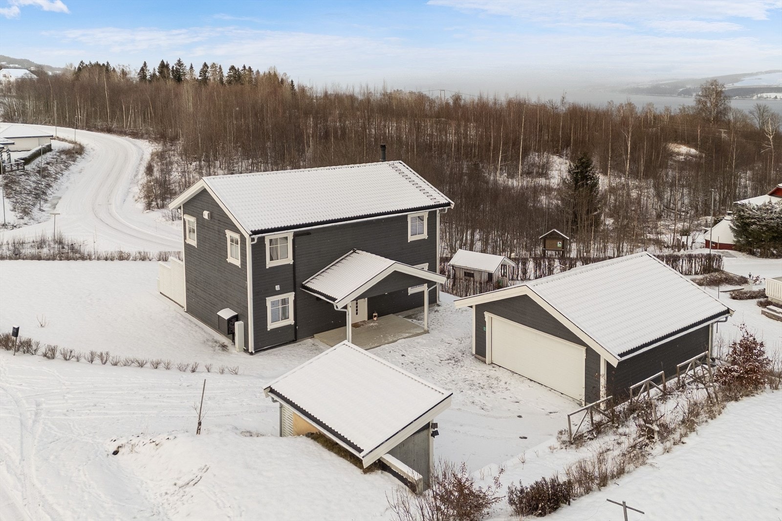Boligen ligger fint og åpent til på hjørnetomt med gode sol og utsiktforhold. Frittliggende dobbel garasje med el-bil lader og utebod med søppelskur. Galleribilde