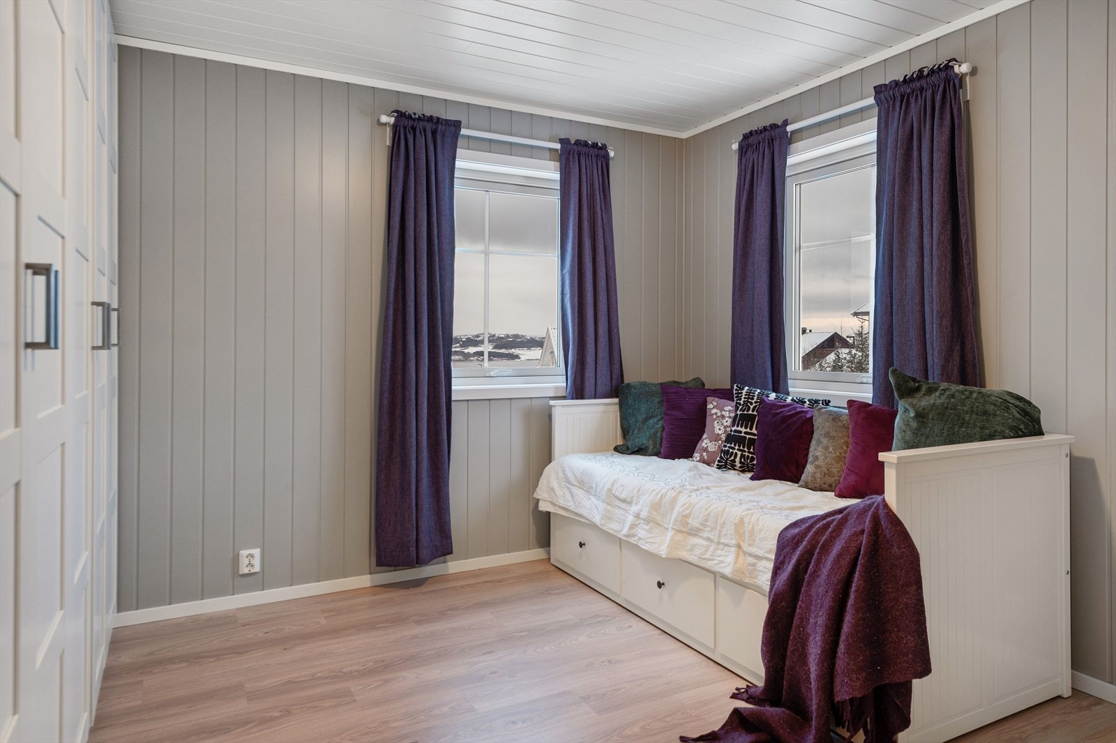 Soverom 2, også med god størrelse samt garderobeskap. Galleribilde