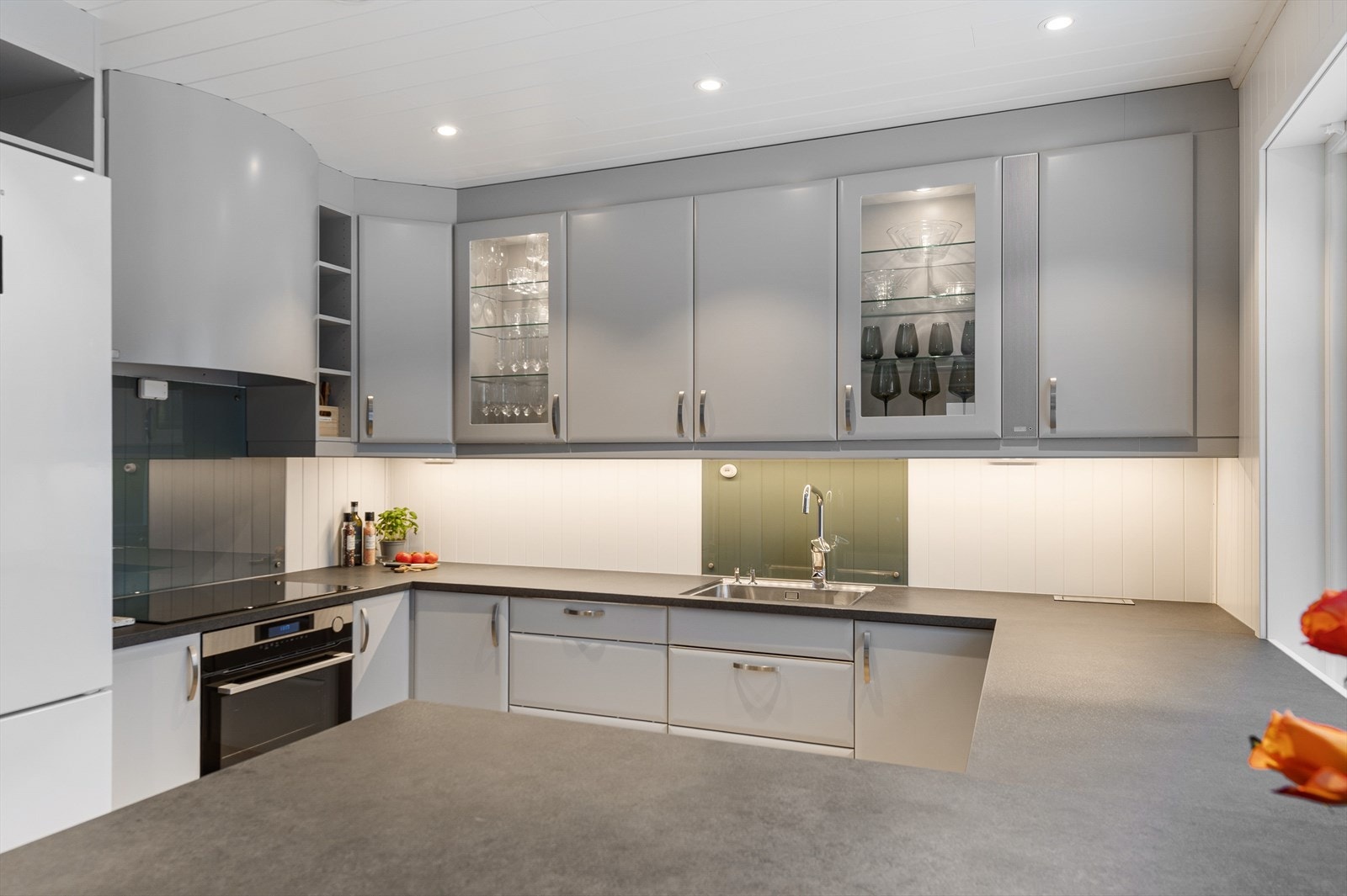 Alle hvitevarer er integrerte med unntak fra kjøl/fryseskap. Galleribilde