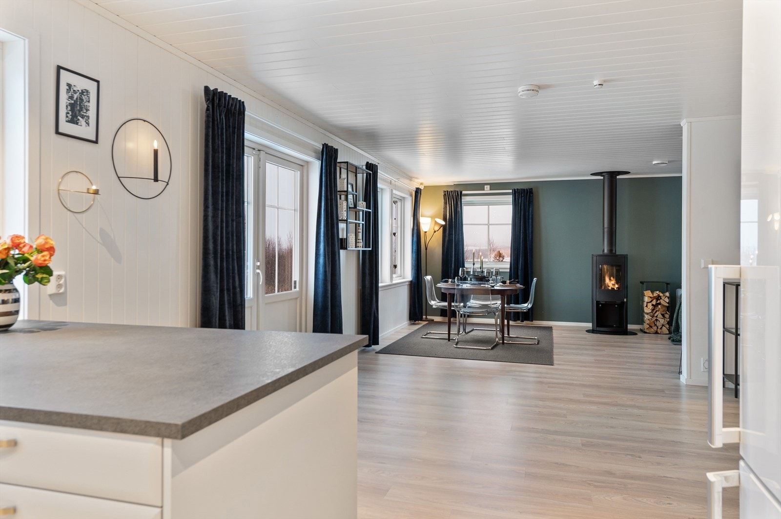 Fra kjøkken mot spisestue. Det er utgang til romslig terrasse fra spisestuen. Galleribilde